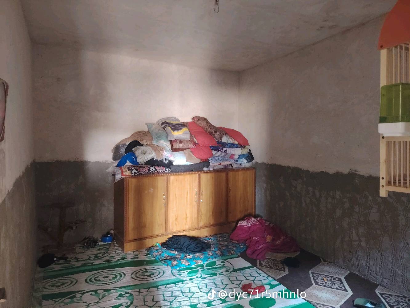 بيت لبيع مساحته 200فوك ميتين بيعن ميتين زراعي سنت 28 مبني بي ميت متر وميه حديقه بي غرفتين وصاله مطبخ تخريج وعيز بس كاشي وسرميك كهربائيات سعر 35 كامل 45 ذا كمله عنونه نجف سحت مضفر قرب حسنيت عاشوري عمود 153 دخل مدينه قريب عل وليه ثالث بيت عن شرع لعام