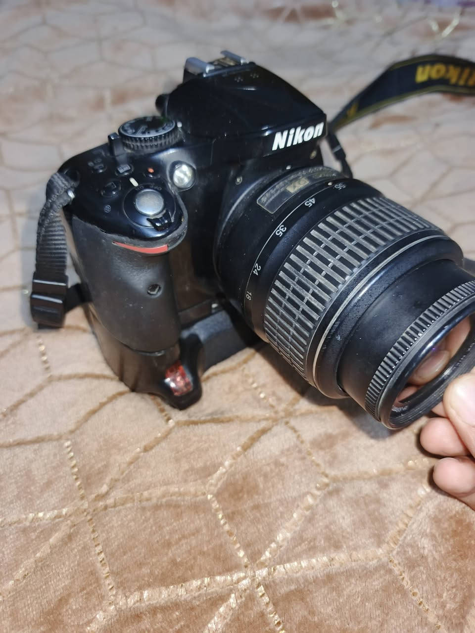 نيكون 5200 • زووم 18/85 • بطارية تعبانه
