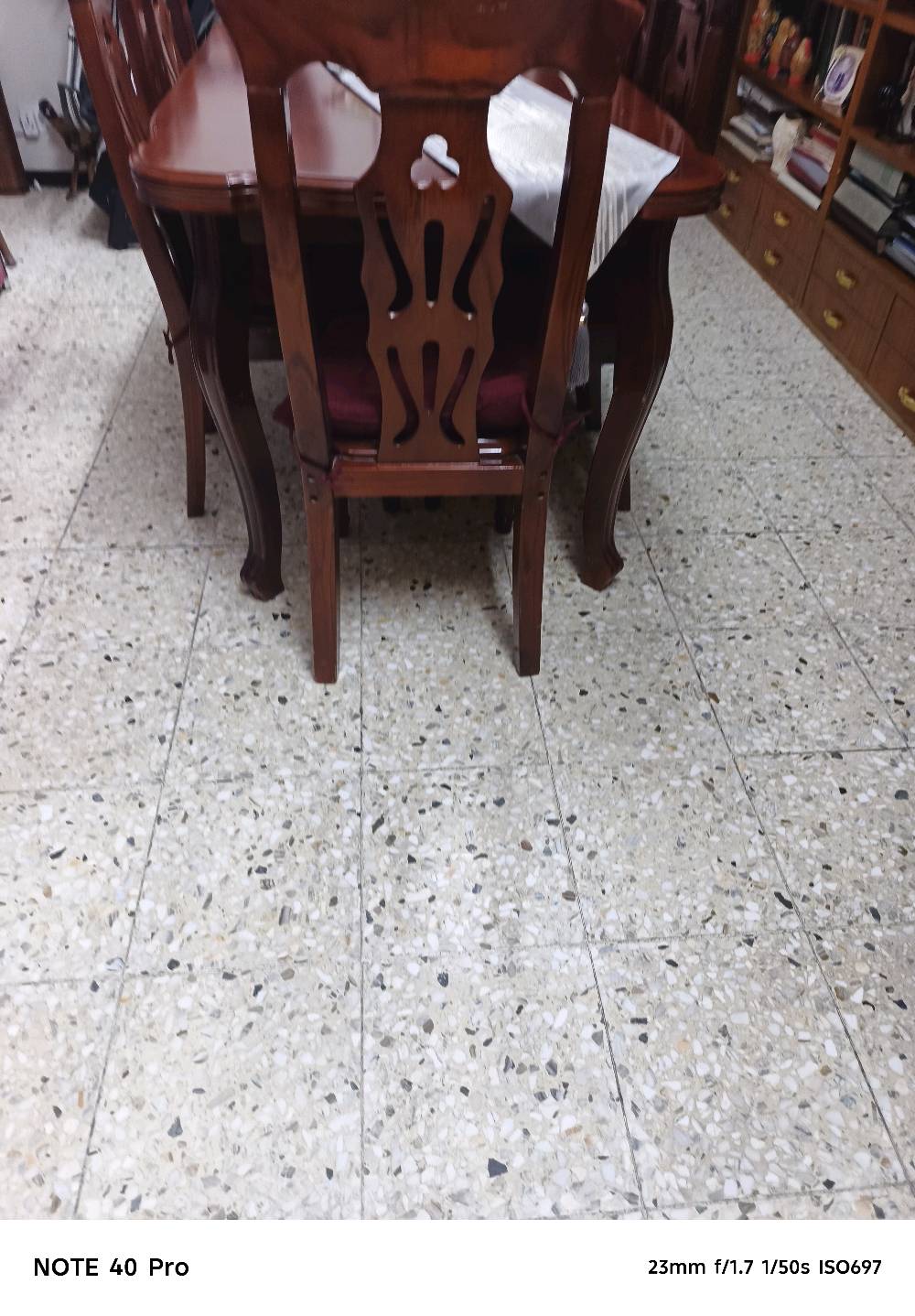 ميز طعام ستة كراسي