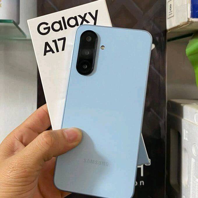جهاز سامسونغ A17 ذاكره 128 وعشوائيه 6G اشتريته ب350 والله ومحتاجه الفلوس ابيعه ب290 وياه ملحقاته كامله جهاز جديد والله ومابي خدش
