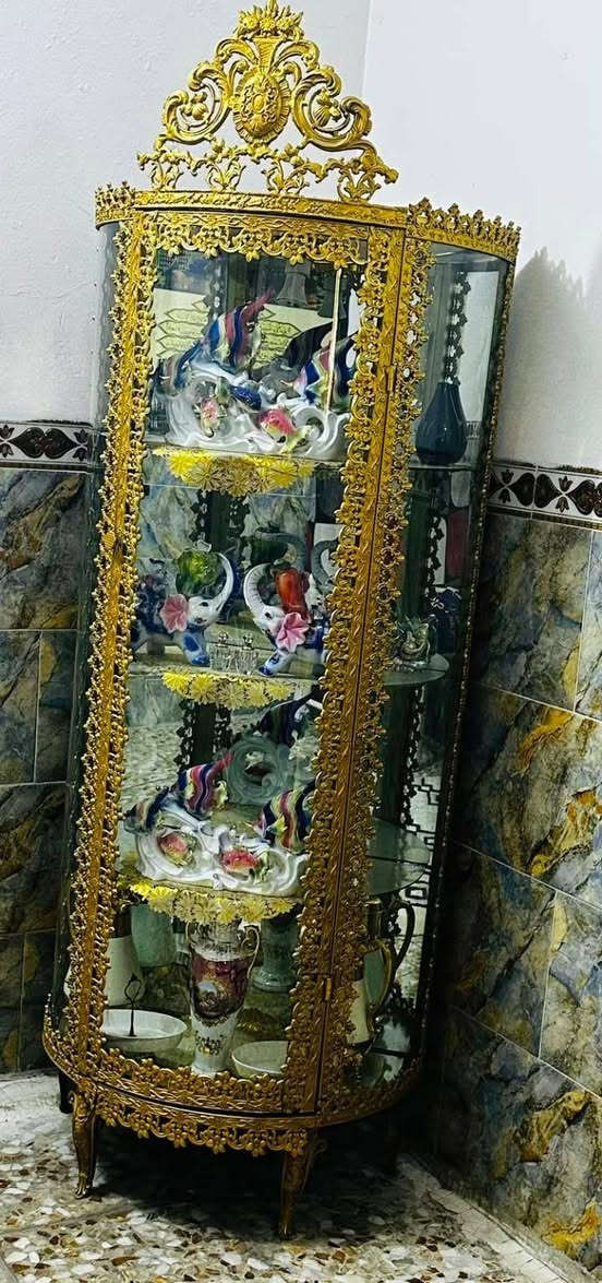 سلام عليكم شباب فاترينه نضيفه وجديده وكل شي ما بيها بغداد السعر ١٢٥الف وبيها مجال الرقم***********
