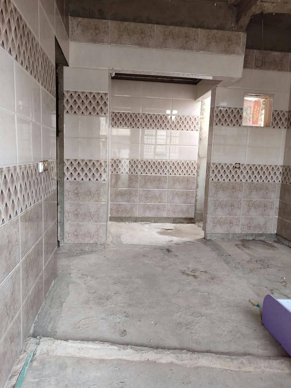السلام عليكم 
بيت للبيع
بالكندي الثانية جمعية الحدباء
يعوزو كاشي ولبخ
مساحة 150
سعرو 95
