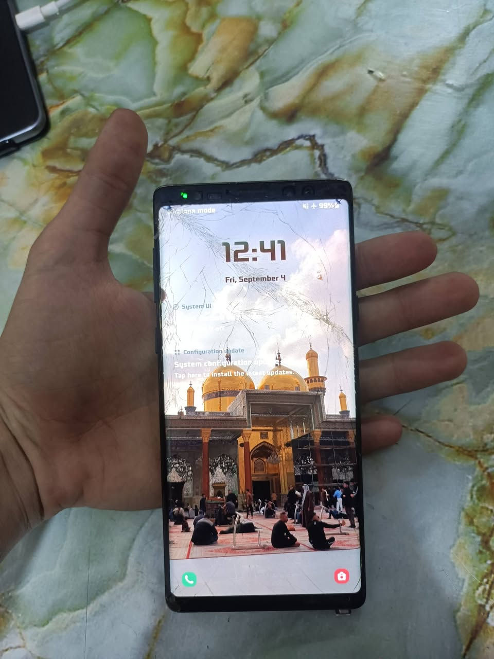 السلام عليكم
كلكسي نوت ٩ 

الجهاز تشتغل شاشته ميه بالميه و بصمتة تشتغل و كامرتة مفولة و الحيويات تشتغل بس الكامره الاماميه خربانه من انكسرت الشاشة 

سعره 120 تواصل واتس ***********
