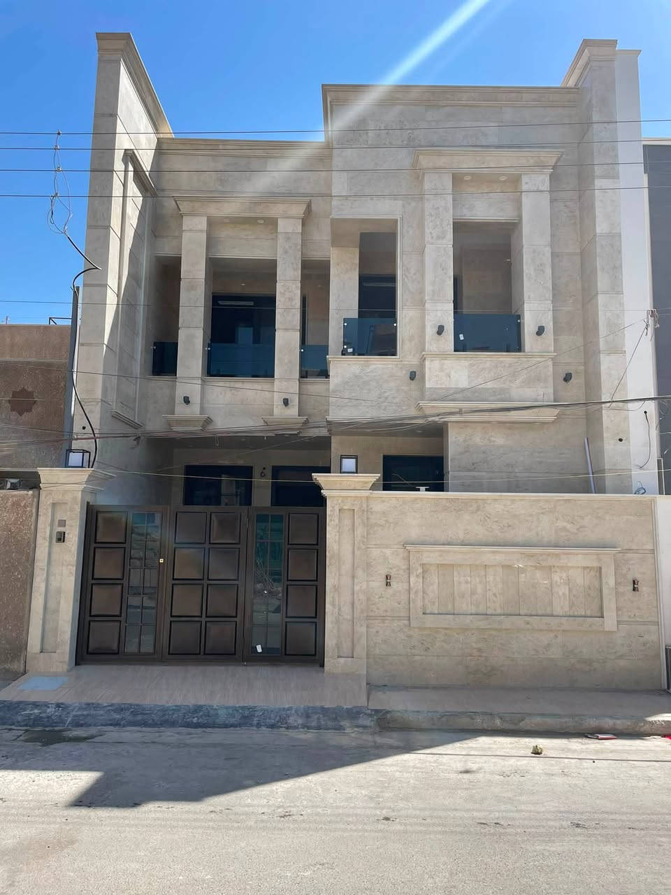 #للبيع بيت بطراز نيو كلاسك    #السيدية
 (برج الياقوت للتطوير العقاري )

📍 موقع #البيت ؛: مربع كامل ساجت  قرب  شارع الكويتي 

📐 المساحة: 150 م²
▫️ الواجهة: 7.50 م
▫️ النزال: 20 م
🔴 محتويات 4 غرفة نوم 3 حمامات

� لمعرفة #السعر اكتب (2)  بالتعليقات .

📞  *********** وسام (اتصال أو واتساب)

🏢 مكتب برج الياقوت للتطوير العقاري
موقع المكتب 🔚السيدية – شارع مركز الشرطة، مدخل شارع أبو النخيل
