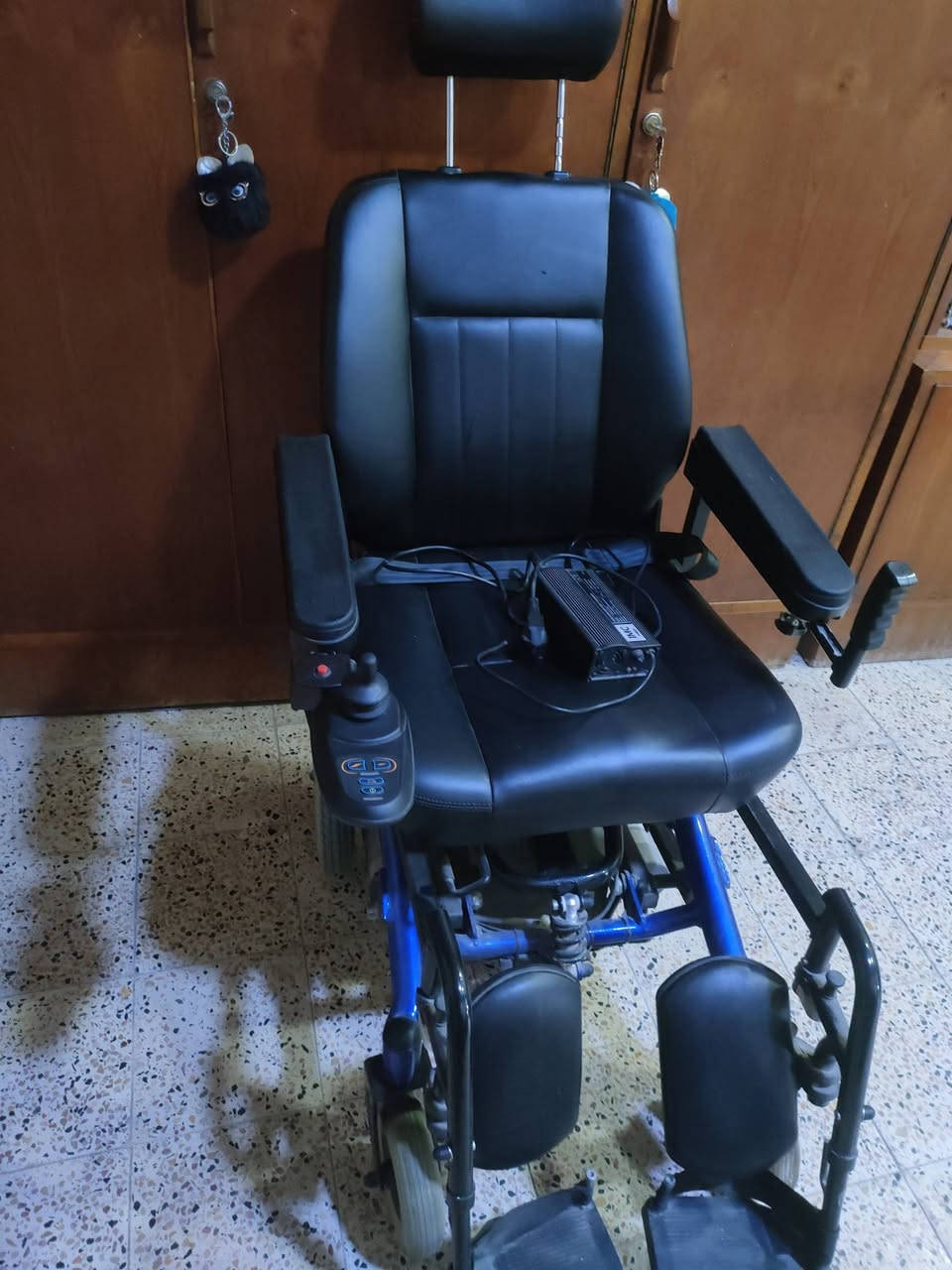 موصل الايمن 
عربانه كهربائية شحن للبيع ✅
العربانه جديده نضافه 100/95✅
البطاريات هابطه 🔋
السعر خاص✅
 التواصل عل واتساب فقط📲
***********✅
