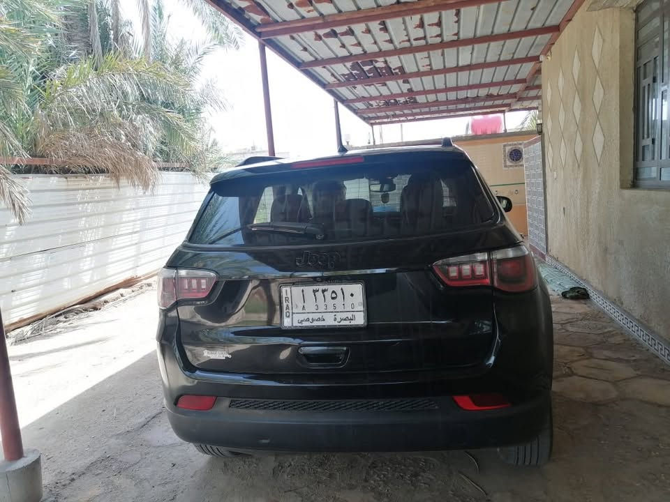 السلام عليكم 
جيب كومباس موديل 2018
رقم بصرة بسمي تحويل ثاني يوم 
لون اسود 
دفع امامي
بصمة 
شاشة 
كامرة خلفية 
كراسي جلد 
مسويله تبريد للكير يعني انسه الحماوة ..
بعد بيه مواصفات ...
ضربته الچاملغ الامامي يم السايق 
السعر 93 وبيه مجال الشراي يتصل على هذا الرقم ***********
