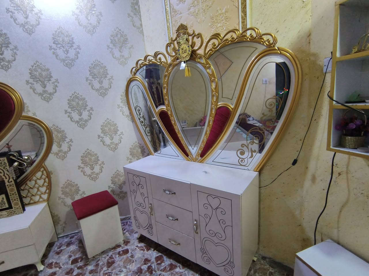 غرفه نوم تركيا مستخدمه قليل 

العنوان/البصره ابي الخصيب الحي العسكري 
للتواصل رقم الهاتف /***********
السعرر(500)وبيها مجالل.
