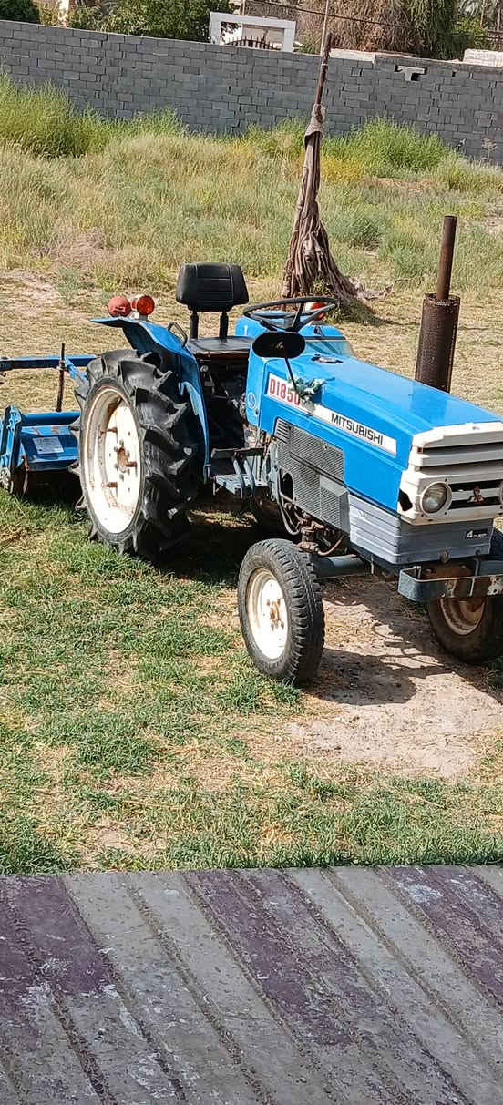 بسم الله الرحمن الرحيم..
ماكنة زراعيةمتسوبيشي ياباني
Mitsubishi D1850
اربعةسلندر.
 موديل 82 القوة 20 حصان.
السعر: 4ملايين و250 الف دينار .
بلادية بكل تفاصيلها مامفتوح ولا مصلح فيها اي شي .
كل تفاصيل الماكنة الكبيرة فيها عدا  انها متوسطة الحجم.
جميع الكهرباء شغاله وبلادية(نكره سلف)
فيها (ونّه بسيطة في الاكسل)
عداد الساعة: 650 ساعة قابل للزيادة.
ممتازة للحدائق والبيوت الزجاجية والمساحات الصغيرة من الارض.
الملحقات:
١-رادفيتر خاص بها متسوبيشي(مناجل) عرض متر و٤٠ سم.
كير الرفاس 4 نمر.
٢-فدان سجه واحده.
٣- ديجرخاص بها .
٤-خرماشة عمل حدادي ممتازه.
الملحقات مرفقة مع الصور.
التواصل وللراغبين في الشراء لطفا.
المكان :الحلة- ابو غرق.
📲 *********** (اتصال أو واتساب)
📲 *********** (اتصال فقط.)
