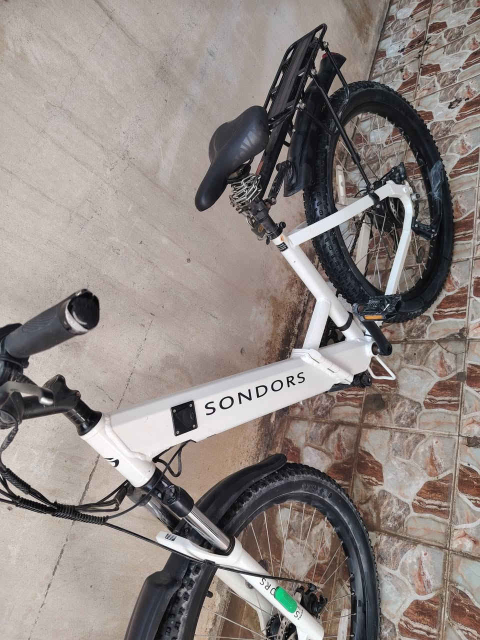 *باسكل شحن أمريكي أصلي SONDORS للبيع - بعقوبة*
🇺🇸 ماركة SONDORS الأمريكية الأصلية - مو صيني
الموديل: Smart Step - ينطوي بالنص سهل النقل بالسيارة
اللون: أبيض
القياس: 26 حجم كبير
الحالة: نظيف جداً كما موضح بالصور، تايرات دبل جديدة، بريكات دسك

*المواصفات:*
- موتور 350W قوي يصعد حتى الطسات
- بطارية ليثيوم داخل الشاصي (أصلية)
- شاشة ديجيتال + 5 نمره
- حمالة خلفية قوية

*العطل:*
بيه حساس (سينسر) يحتاج تبديل - سعره 15-20 الف بالصناعة، اني ما عندي وكت ابدله. الباسكل يمشي عادي بس الحساس مرات يفصل.

السعر: *[ 600الف وبيه مجال]*
المكان: بعقوبة - 
للتواصل: [***********]
