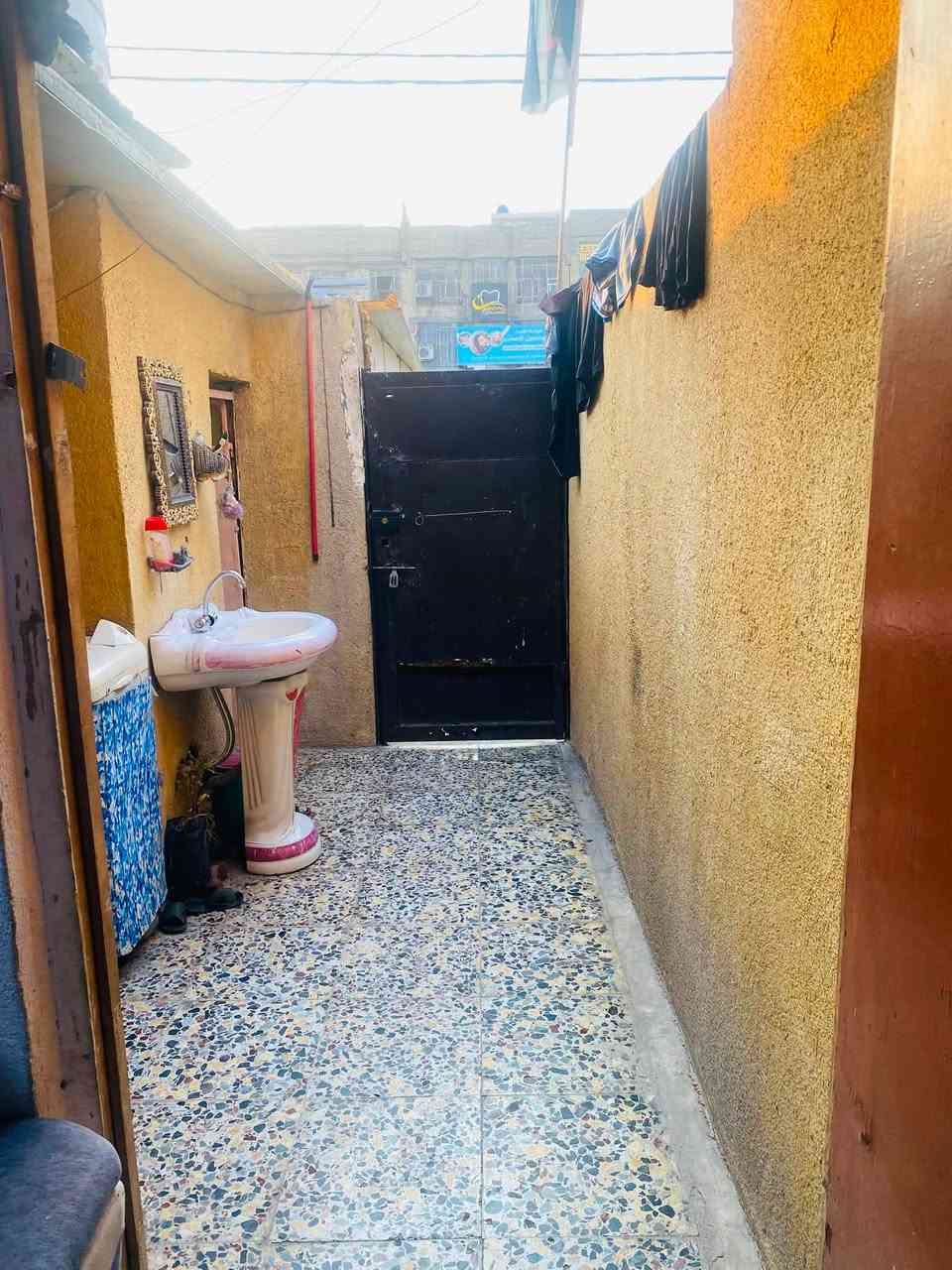 السلام عليكم  
بيت مدينه الصدر قطاع 28 شارع السفاره 
بيت خير من الله مجاري ماي كهرباء بيت عالي عن الشارع جدا  سقف سندويش من داخل كله مغلف سقف ثانوي  مع محل بلباب  السعر 30 ملون مجال قليل 
***********
