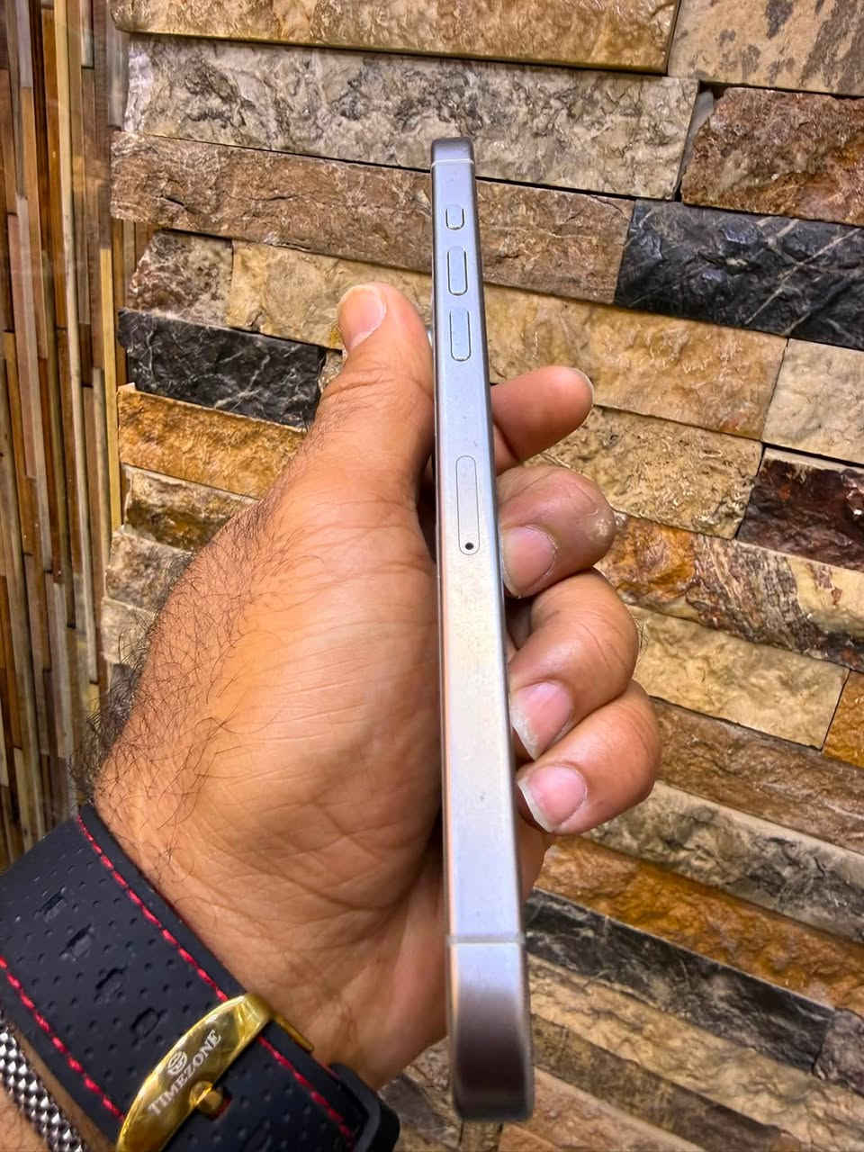 آيفون 15pro max 

مكاني بغداد 

الجهاز مثل ما بل صور بي كسر بل ظهر  

بطاريه 84

 
 900 الف مكاني بغداد 

التواصل واتساب ***********
