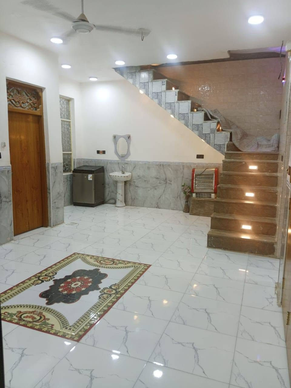 دار للبيع عقد ٢٥ محكمه مساحه 150م  بسعر مناسب🏡🏠يرهم اقصاد 
يحتوي عل صاله واسعه جدا💯
استقبال واسع 
مطبخ واسع
سويت كامل (غرفه داخلها صحيات)
بناء طابوك جمهوري 
الأساس +الصقف كونكريت مسلح ⬜🟥
مؤسس لبناء طابق ثاني🧱 
تأسيس كهرباء درجه اولى 💯👍
مؤسسه منضومه كهرباء كامله ⚡
متوفر خط مولد +ماء 
العنوان الكوفه براكيه الثالثه شارع المطار القديم مقابل أسواق الكفيل 
للإستفسار اكثر الاتصال ع رقم ***********
