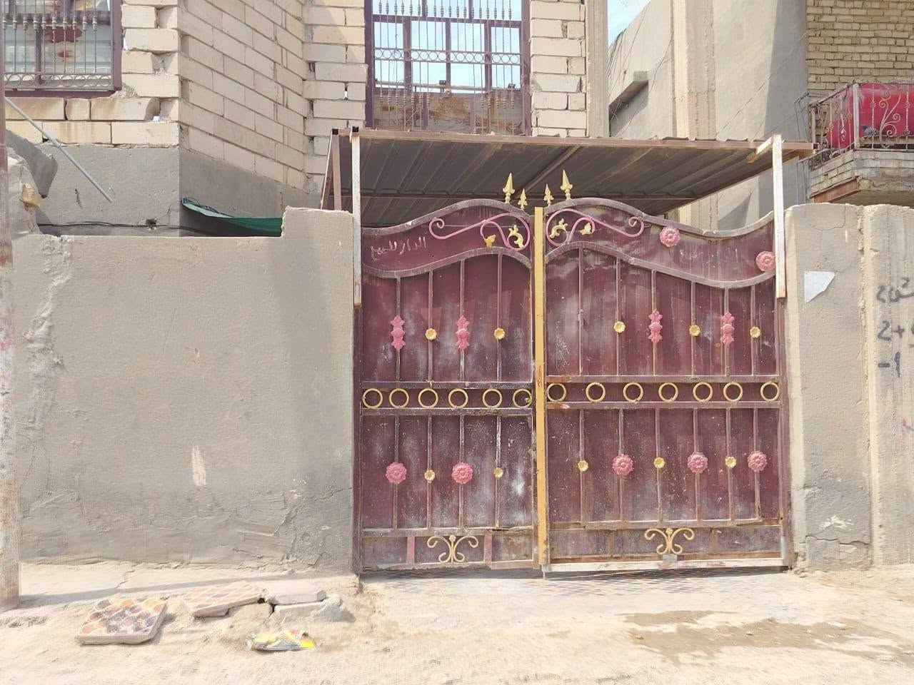 بيت مساحه 150م.طابو صرف. تحويل ثاني يوم.
العنوان : حي الاصدقاء.
مقابل :ثانوية الحمزه الغربي(الوقف الشيعي).
.. يحتوي على غرفة نوم وصاله  واستقبال  ومطبخ  وطارمه جبيره  وممرات جانبيه
اللاستفسار ***********
