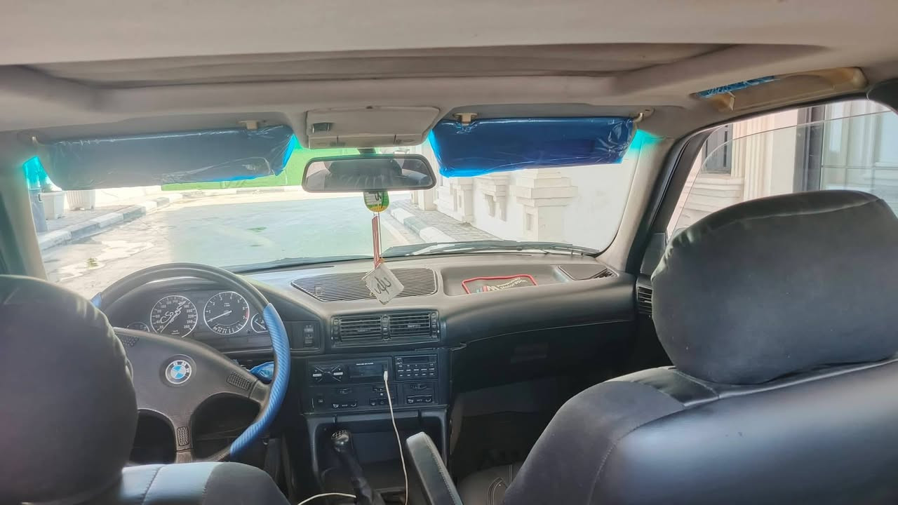 بي ام للبيع موديل 91 سياره بدون ضربه بدون خياس اربع جوم كهرب كلو شغال محرك 35كير عادي كير محرك شرط فتحه سقف طخم تايه جديد سعر 36 وبيها مجال ***********
