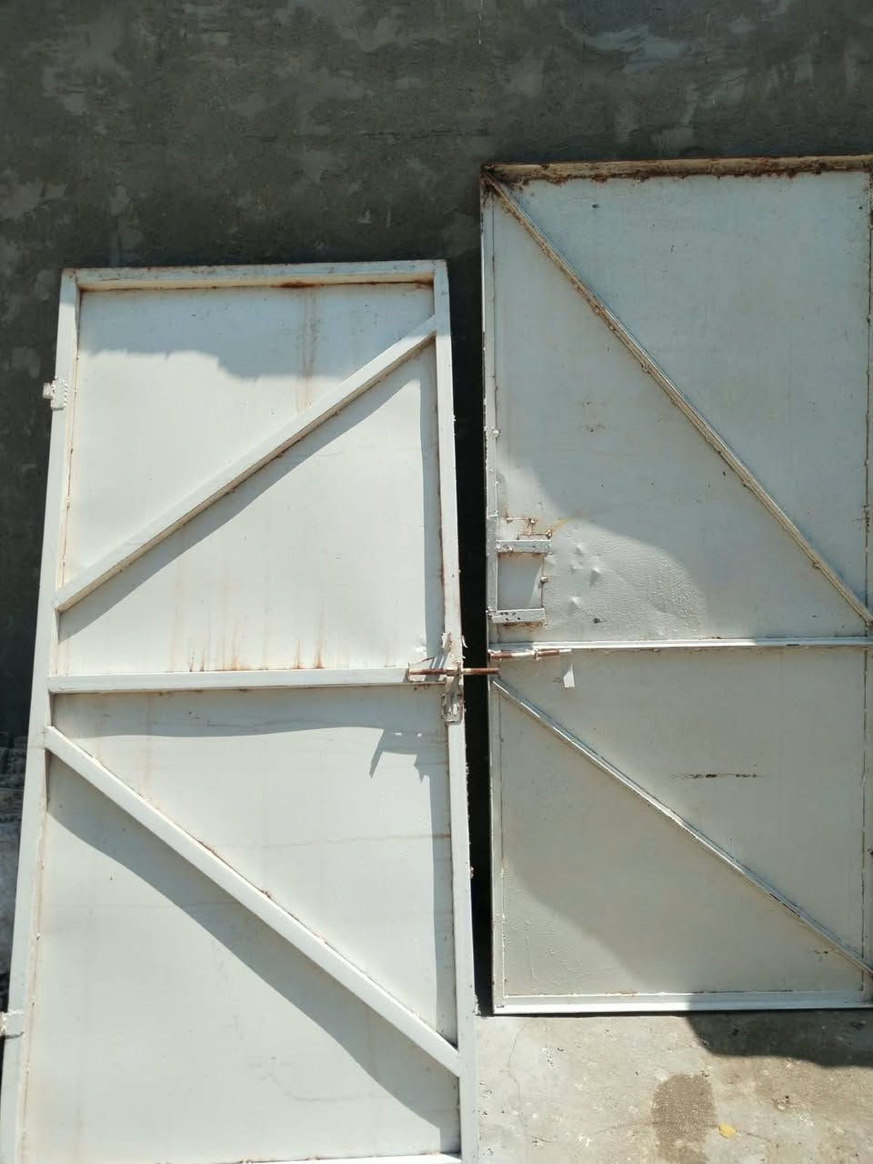 سلام عليكم بيبان للبيع لواحد ب25 بدون جرجوبه مكاني رفاعي وهذ رقمي ***********
