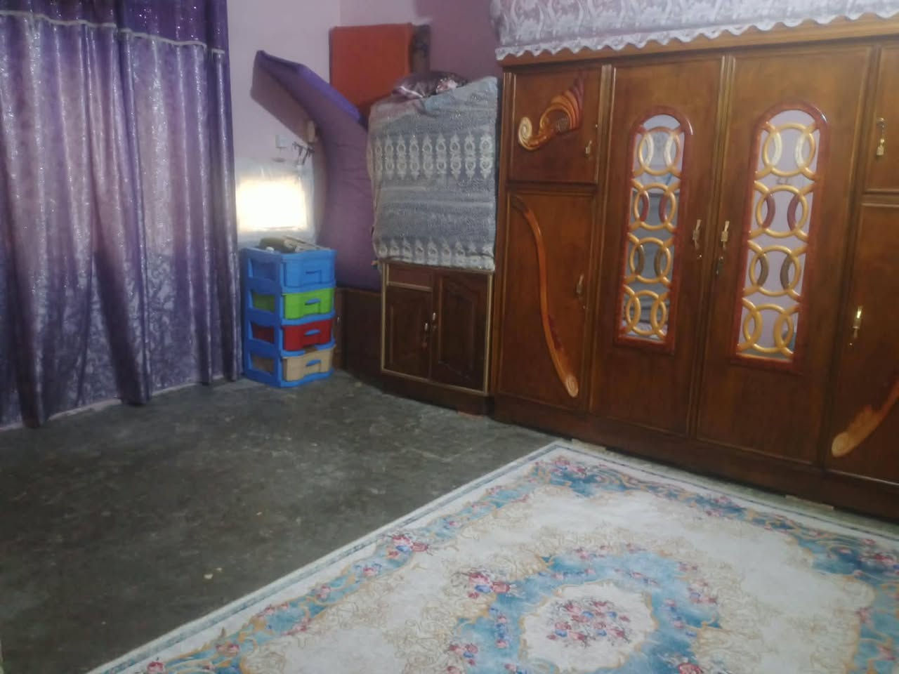 بيت لبيع بغداد حي نصر  مساحه 150متر طابو صرف لبيت حالين مسوينه مشتملين كامله فوك جوه مكان لوله قرب جامع الامام المهدي فرع المسدود مقابل الصوره مال السيد تواصل على رقم***********
