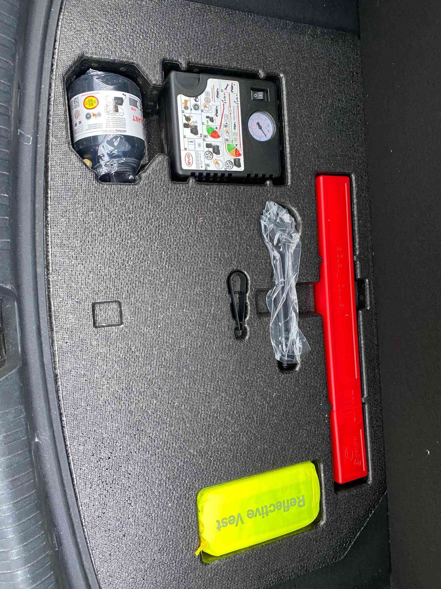 BYD SEAL 7 DM-i
🚘 المحرك والأداء

المواصفة التفاصيل

النوع سيدان Plug-in Hybrid

النظام DM-i 4.0

محرك البنزين 1.5 لتر

القوة الكلية 270 حصان

التسارع 0–100 7.9 ثانية

ناقل الحركة EHS كهربائي هجين

الدفع أمامي

المقاعد 5

🔋 البطارية والمدى

المواصفة التفاصيل

نوع البطارية BYD Blade LFP

الشحن Plug-in

المدى الإجمالي حتى 850 كم WLTP

القيادة الكهربائية تختلف حسب نسخة البطارية والسوق

📏 الأبعاد

المواصفة التفاصيل

الطول 4,835 ملم

العرض 1,900 ملم

الارتفاع 1,495 ملم

قاعدة العجلات 2,790 ملم

🛋️ التجهيزات

 • شاشة وسطية 15.6 إنچ

 • شاشة عدادات رقمية

 • مقاعد جلدية

 • مقاعد أمامية كهربائية

 • تكييف أوتوماتيك

 • شحن لاسلكي للهاتف

 • Apple CarPlay / Android Auto

 • دخول وتشغيل بدون مفتاح

🛡️ الأمان

 • 13 وسادة هوائية

 • DiPilot Level 2

 • مثبت سرعة متكيف

 • AEB كبح طوارئ

 • FCW تحذير اصطدام أمامي

 • مراقبة النقطة العمياء

 • تحذير ومساعدة البقاء في المسار

 • كاميرات وحساسات

📞***********

 

🛑بغداد البياع

