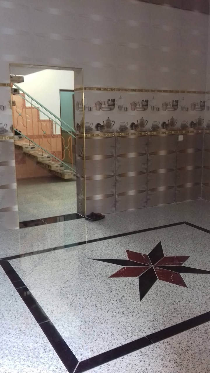 يتوفر لدى مكتب المصطفى للعقار بيت للأيجار شارع الأخلاص 200 متر. يتكون من صالة وأستقبال وعرفتين وشقة باب معزول بدل الأيجار 600 موضح  بالصور ادناة للاستفسار 
***********
***********
مكتب المصطفى للعقار
