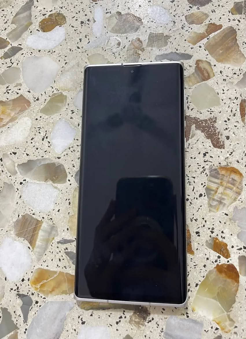 السلام عليكم جهاز Leica Leitz Phone 1 من شركة شارب R6
تجي الشاشة مالته بحجم 6.6 بوصة من نوع Pro IGZO OLED المنحنية
دقة الجهاز عالية جداً (1260 × 2730 بكسل
معدل تحديث يصل إلى 240Hz (سلاسة فائقة)
معالج قوي جداً Qualcomm Snapdragon 888 5G
الذاكرة العشوائية (RAM): 8 جيجابايت
الذاكرة الداخلية: 128 جيجابايت
بسعة 5000 مللي أمبير.
هاي كله مواصفات الجهاز اني استخدمة بس بل العاب وخير من الله بس امانة الله الجهاز تره مفتوح ومبدل بطارية وسيمكرت ميشتغل عندي توصيل جميع المحافظات مكاني بغداد حي نصر سعر 100...    ***********
