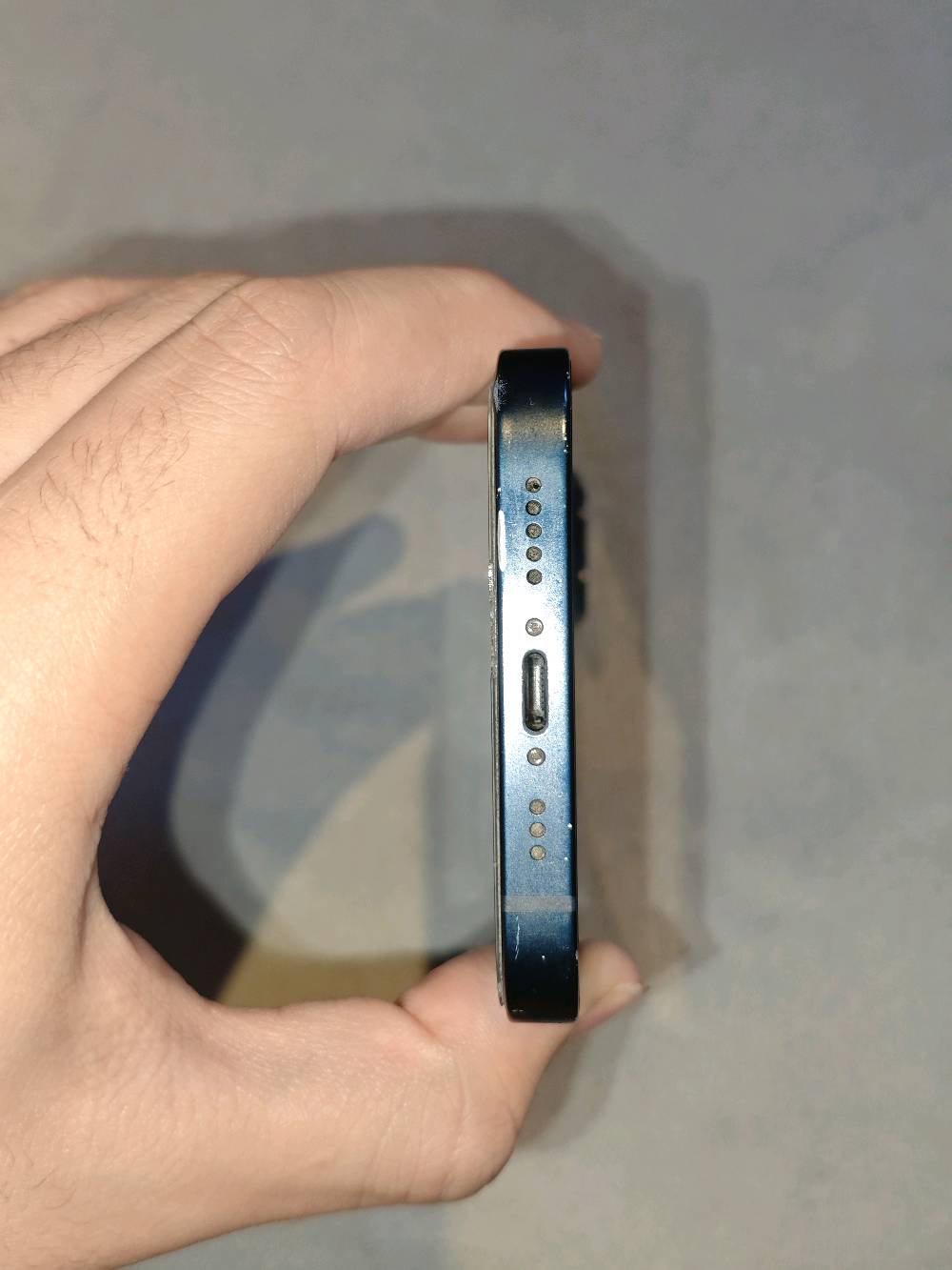 للبيع: iPhone 13 - كحلي مع الكارتونة وملحقاته

الموديل والسعة: iPhone 13 بسعة تخزين 128GB.

الموديل: iPhone 13 - النسخة الأمريكية (MLPF3AA/A)

سنة الإصدار: سبتمبر 2021.

إصدار نظام التشغيل: iOS 26.5.2.

 والملحقات: الكارتونة الأصلية + 2 كفرات حماية.

العرض واللمس: الشاشة الداخلية والألوان واللمس يعملان بشكل كامل.

الأمان: بصمة الوجه (Face ID) تعمل بامتياز وبدون أي مشاكل.

ملاحظات:
الجام الخارجي: مكسور ومفطور من الحواف والزوايا ويحتاج تبديل.
البطارية: صحة البطارية 78% وتظهر رسالة (حالة بطاريتك متدنية جداً / الخدمة).
الهيكل: الظهر نظيف، مع وجود خدوش بسيطة على الإطار الخارجي نتيجة الاستخدام.

السعر 380الف قابل التفاوض