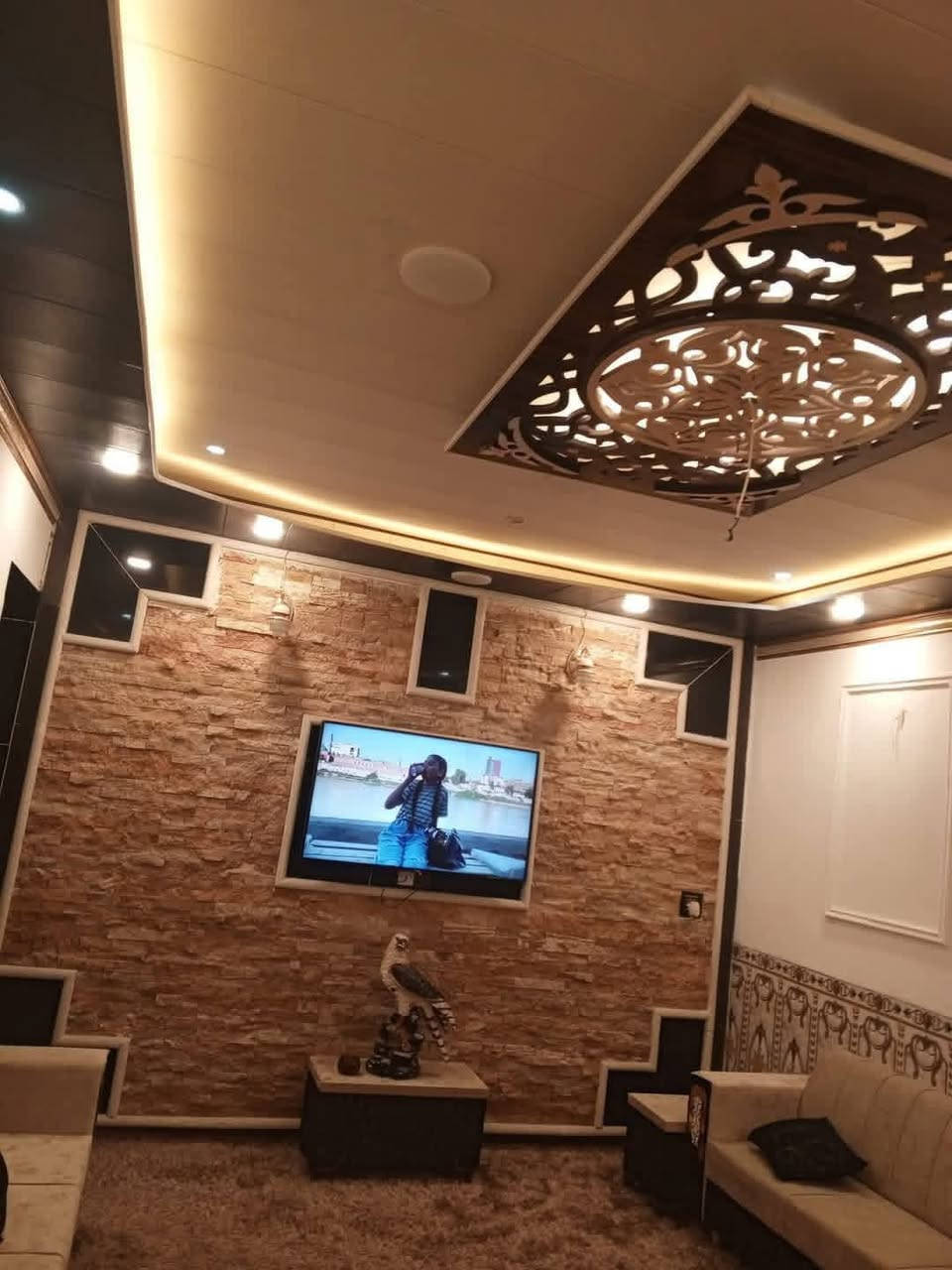 بيت منطقه باب درب خلف جامع الحسين زراعي   مساحته 120 طابقين 4 غرف نوم زراعي داخل بتطويب معامله كامله بيد محامي معه كافه خدمات ماء مجاري تبليط بيت مضمون ***********
