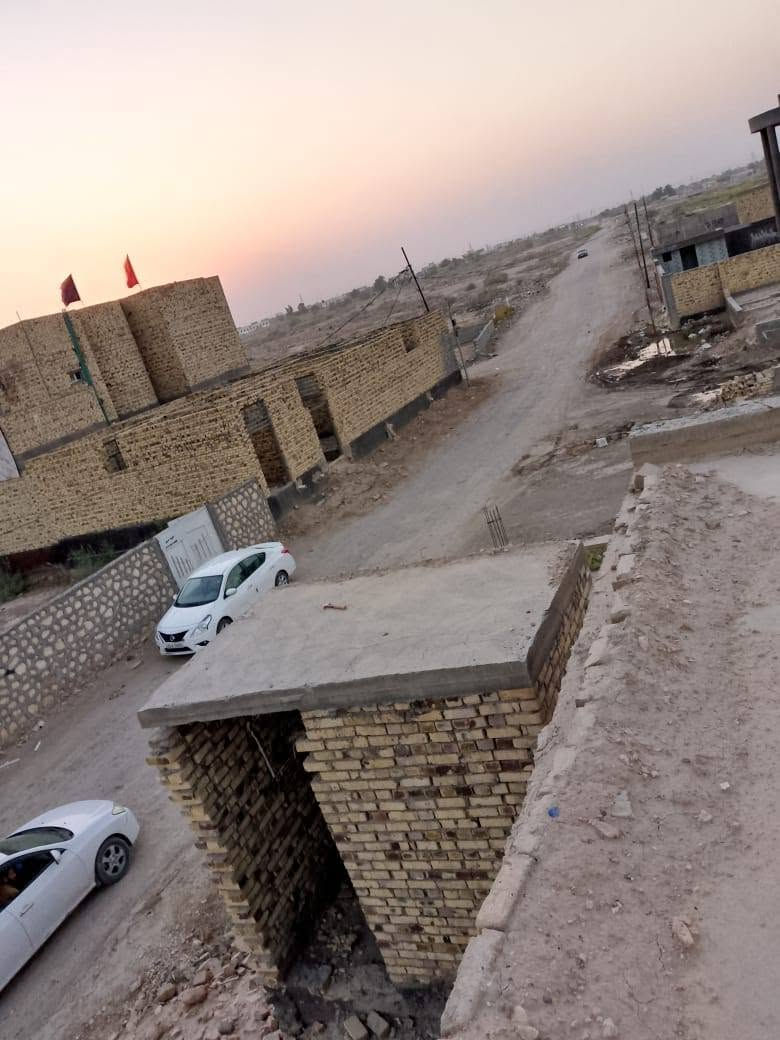 هيكل للبيع طابو زراعي ام الخيل المساحه 350متر كونكريت مسلح وشغله كله رفت صب مركزي  غرفتين نضام اسويت  وصاله وبراني ومطبخ وصيحيات داخلي وخارجي مناور وقريب للشارع العام وركن ع شارعين بناء درجه اولى قلعه مو هيكل السعر 100 بي مجال قليل سعره أكثر من هذا
