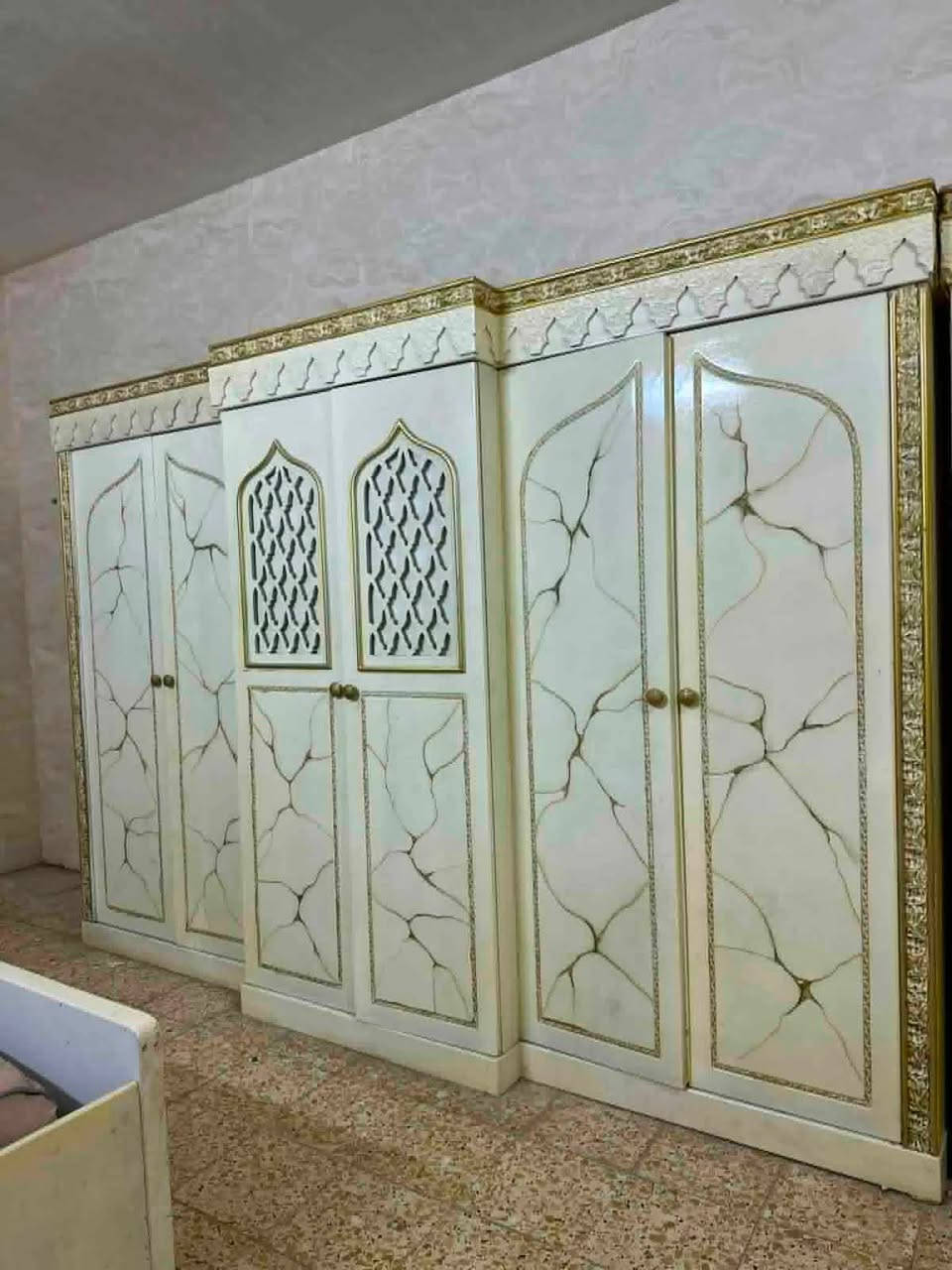 � غرفة نوم ملكية كاملة للبيع 👑
✨ طقم غرفة نوم ملكي بتصميم فخم وأنيق
🤍 اللون أبيض مع زخارف وتفاصيل ذهبية
🔸 سرير كبير
🔸 دولاب ملابس كبير
🔸 تسريحة مع مرآة
🔸 كوميدينات جانبية
🔸 خزائن وأدراج متعددة
🔸 تصميم مزخرف وملفت

📸 الغرفة مثل ما موضحة بالصور، والحالة تُشاهد على الطبيعة.

💰 السعر: يُذكر عند الاتصال
📞 للاستفسار: ***********
