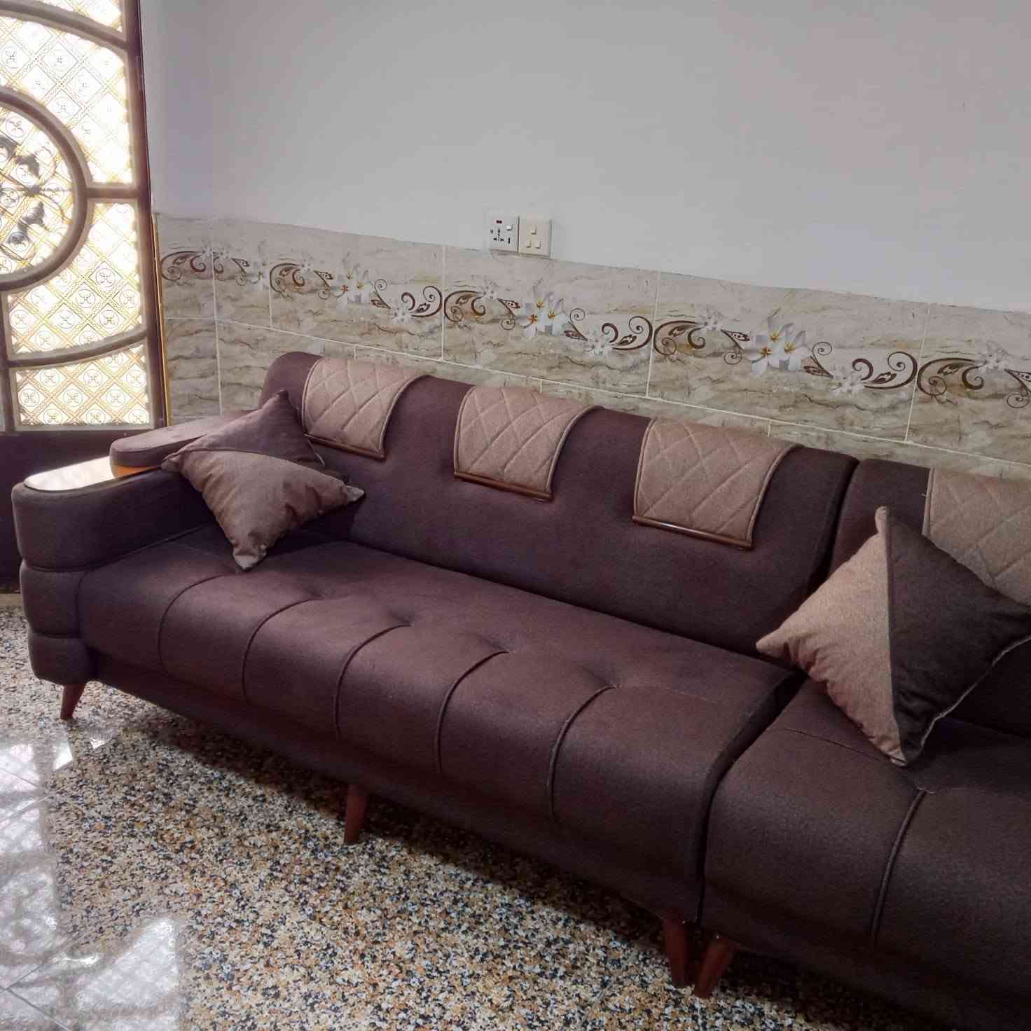 من رخصة مدير الكروب
تخم ديوان ٢٠ مقعد ١٤ متر تفصال جديد شغلنه معمل
خشب ثقيل بلوك اسود كله خالي من ال ان دي اف سمك ١٦ ملم سفنج مضغوط مميز أول مع طبقه دللوب طبي قماش كتان ناعم تركي ضمان حقيقي ٥ سنوات لون بني شوكولاتي ي مطعم ب بيجي داكن خردلي اتصال *********** متوفر واتساب
