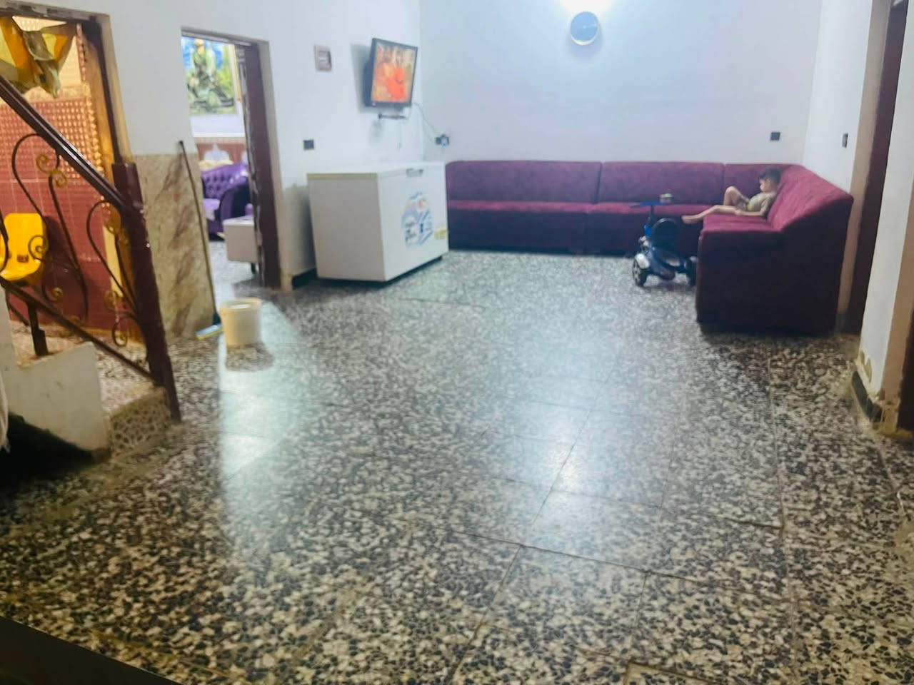 السلام عليكم من رخصه مدير الكروب بيت للبيع مساحته ٢٠٠متر البيت يتكون من أربع غرف واستقبال وصاله ومطبخ وترك وراء البيت البيت قاط ونص تقاطع النهروان منطقه الجوادين قرب القريه النفطيه رابع فرع عن الشارع العام خدمات كامله مي وتبليط كهرباء وسحب ذهبي استفسار على ارقام التأليه ***********/***********
