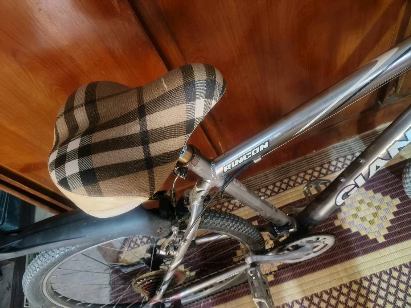 بايسكل رياضي جبلي من فئة gaint البايسكل كلشي نضيف بس البكرة تحتاج دهن وترجع طبيعي أو تبديل ماعرف    أخذته من ولد بسوك الجمعة ب 50 ألف وگلي كلشي مابي نصب علية ولأن جنة بنص هوسة ماعرف بي هالعطل وماندليته بعد ف ابيع على وضعيتة قيم واخذ بشي يرضي الله