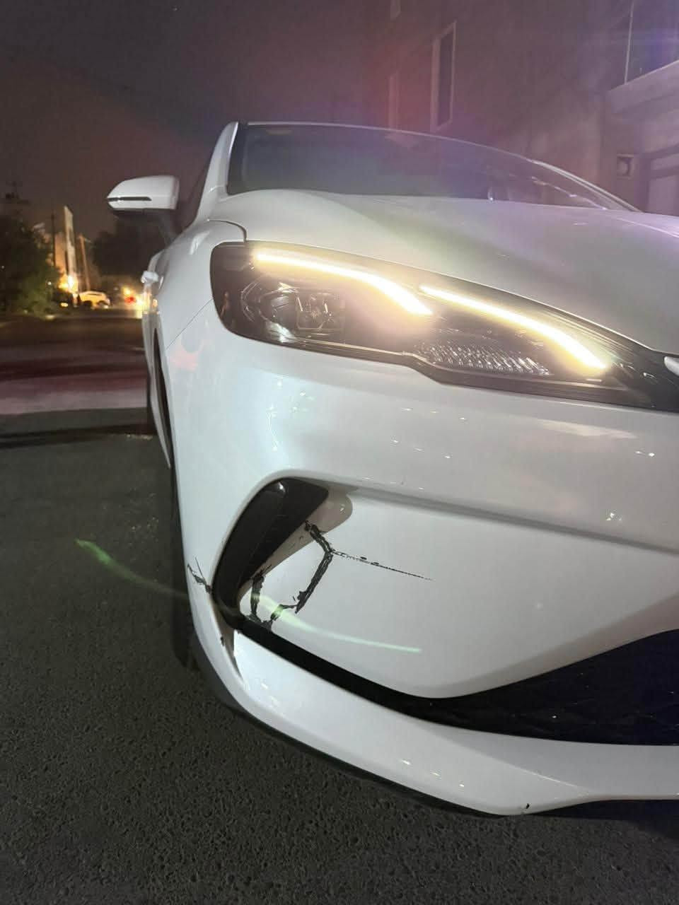 السلام عليكم BYD سيل 5 للبيع
السيارة كفاله عامة 
ماشيه الكلي 6200
بانزين 4500
كهرباء 1600
بيهه ملاحضة
الدعامية بيهه كسر بسيط مصلح بدون تكحيل موضح بلصور
نگدة حصوايه بسيطة بل بك لات جهه السايق 
السعر 20 مليون 200 الف وبيهه مجال
مكان السيارة بغداد حي الجامعة ***********
