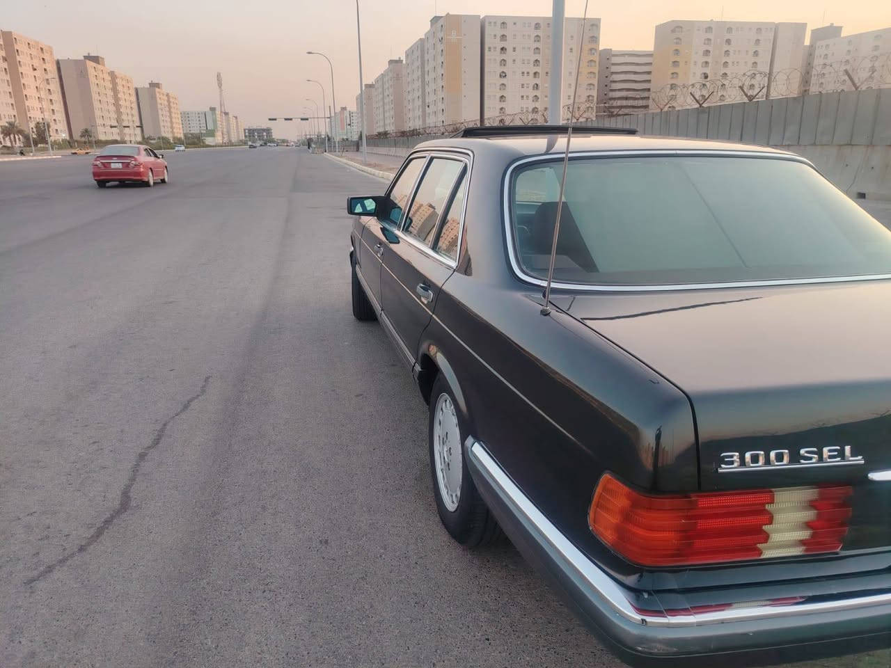 السلام عليكم مرسيدس جامبو سودة موديل 1990 مكينة وكير كفالة تدفئة تبريد شغالة ثلج دبل فيت بم جديد نوزلات جديدة بلكات جديدة رقم بغداد تحويل ثاني يوم باسمي سلايت روف شغال داخل احمر بردة خلفية شغالة كهرباء اربعة جام كهرباء مصبوغة عام الجمالية فقط مكفولة كفالة عامة من الضربة او الخياس باب طويل السيارة بيه شلعة شك الكاع شك مابيه نقص برغي واحد الاستفسار *********** مكان السيارة بغداد
