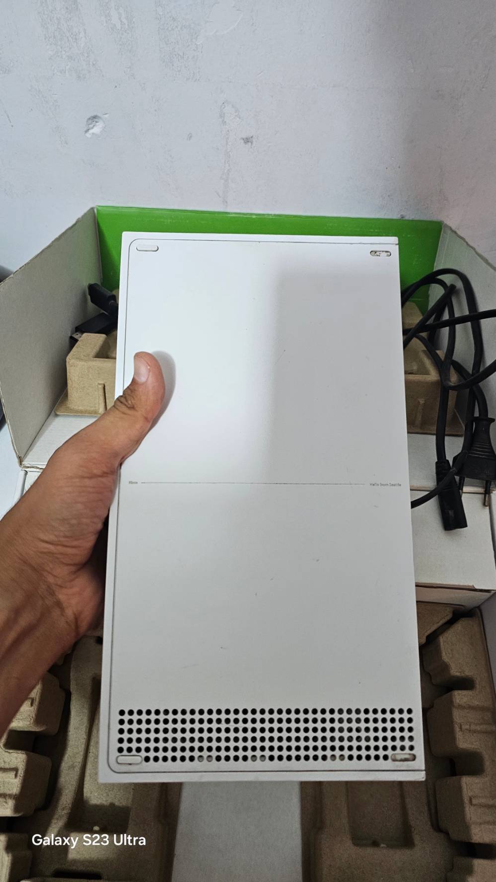 جهاز اكس بوكس سريس اس مفتوح تنظيف وياه يده مالته بيه بس درفت سعره 475 وبي مجال بسيط طبعن بي حسابات مشتركه فيفا 27 وباقي العاب 