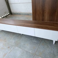 مێزی تیڤی بە ڕەنگی ساجی و سپی بە هەردوو شێوازی هەڵواسین یان قاچی هەبێت...
