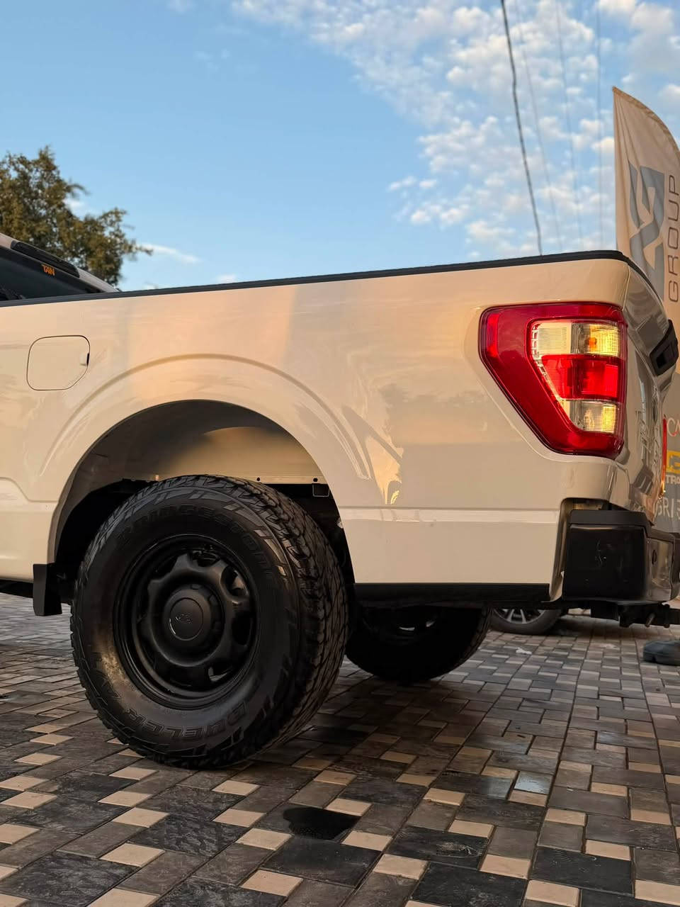 Ford f150 
موديل ٢٠٢٢ 
ماشية ٥٥ الف ميل 
رقم اربيل باسمي 
٦ سلندر 
محرك ٣٣٠٠ 
شاشة كبيرة 
حساس امامي 
حساس خلفي 
كامرة خلفية 
كشنات جلد 
مرايات جانبية هيتر 
كير تعليق 
ويل ١٧ 
تايرات بريجستون 
اوتو ستارت ستوب 
صبغ بنيد وجاملغ ايمن امامي وجاملغ ايمن خلفي 
السعر 17500 (175)ورقة 
للاستفسار والتفاصيل
***********
