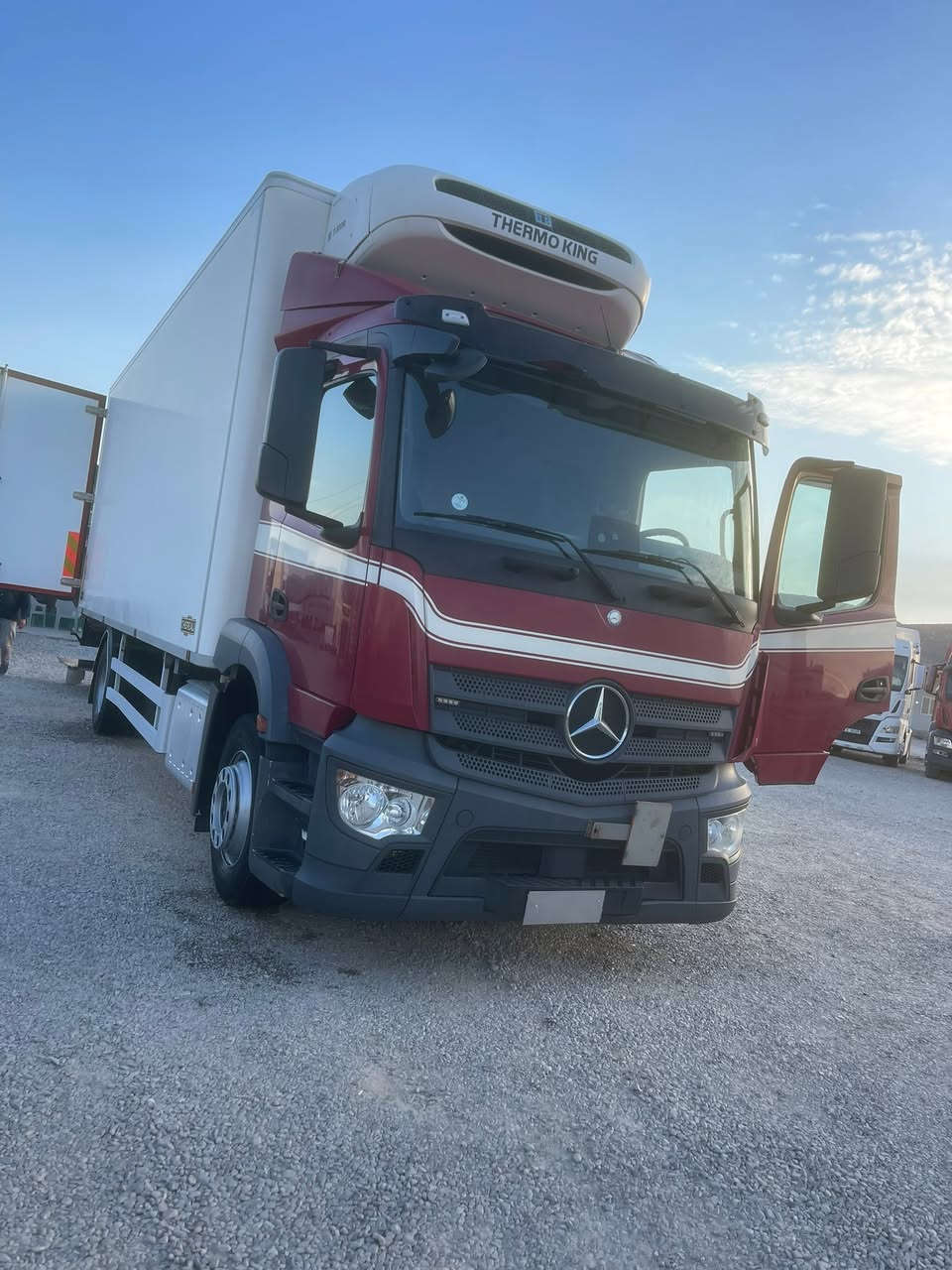 Mercedes Anus. 1827.  2018.  سيارة جديدة مقفول عنوان السليمانية.  ***********
