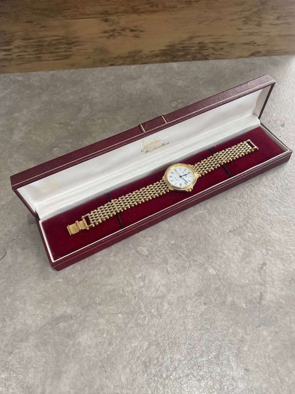Vintage) من ماركة Jean Philippe (موديل AG 3005 أو AL 2005)، وتعمل بحركة الكوارتز الدقيقة. تمتاز الساعة بتصميمها الأنيق

ترهم رجالي ونسائي قطر وسط وسير وسط تأتي بدون علبة 

*********** للمهتم التواصل البصرة, العراق
