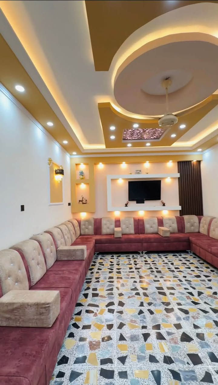 السلام عليكم بيع مستعجل دار مساحته 178متر واجهة 8ونص نزال21 يحتوي ع 5 غرف نوم استقبال خدمات كامله بيت فول جديد العنوان ضياء الحلفي الشارع العام قرب حمام الافندي السعر 245 وبي مجال رقمي ***********
