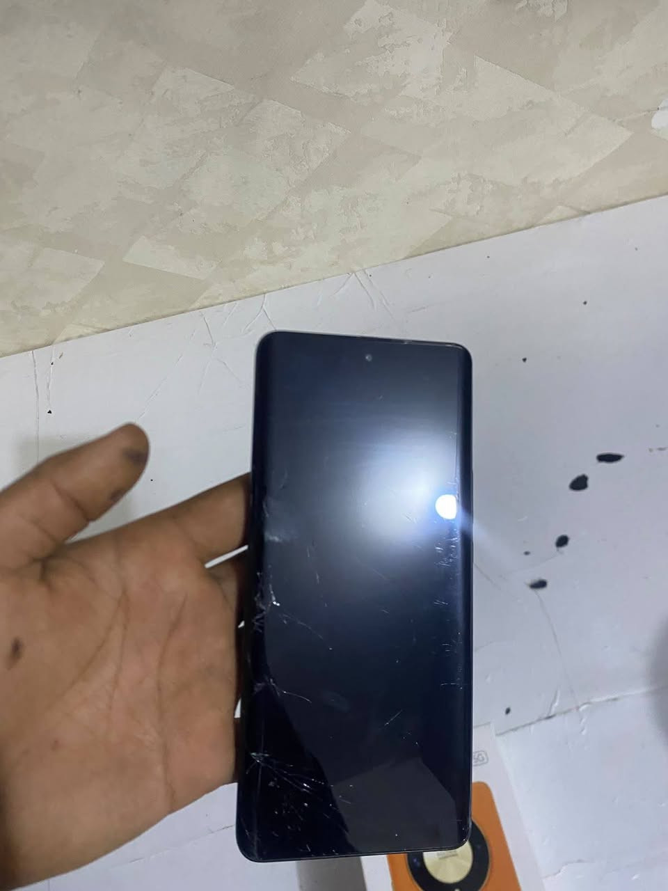 هونر x9b 
ذاكرة 256 + 12 
شاشة اموليد 
بطارية 5800mA
مبدل سماعة + شاشة مكسورة  بس مامأثره عليه 
شاشة اصليه مامبدله 
الباقي كله مكفول 
سعر 200 الف 
توصيل لجميع محافضات 
للاستفسار واتساب ***********

