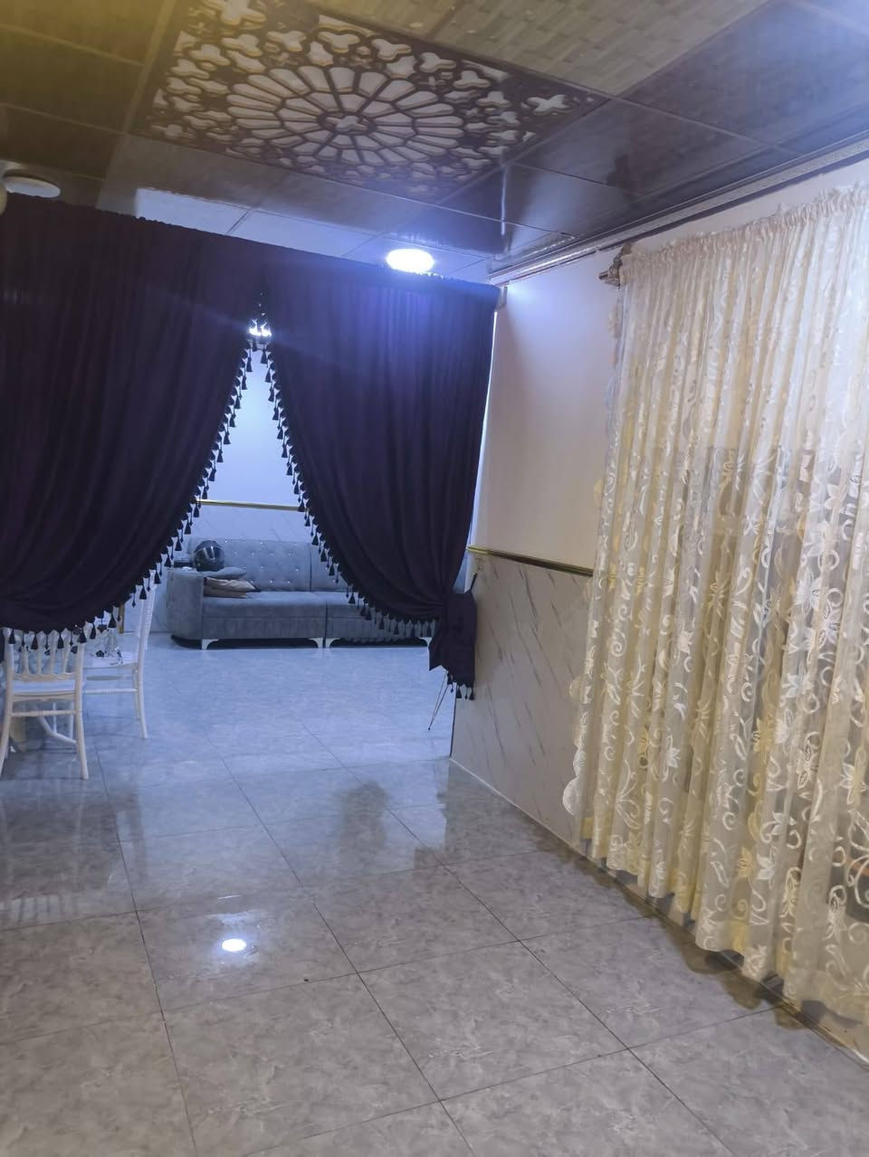 السلام عليكم بيت في دور الشرطة مقاطعه 76 مساحته 200 متر طابو صرف باسمي يتكون ٣ غرف وهول ومطبخ واستقبال بيت نضيف ومرتب موقعة قريب شارع القائد مسافه ٤٠٠ متر كافه الخدمات متوفرة تبليط مجاي ماء منطقه هادئه السعر ٢١٠ للشراي***********
