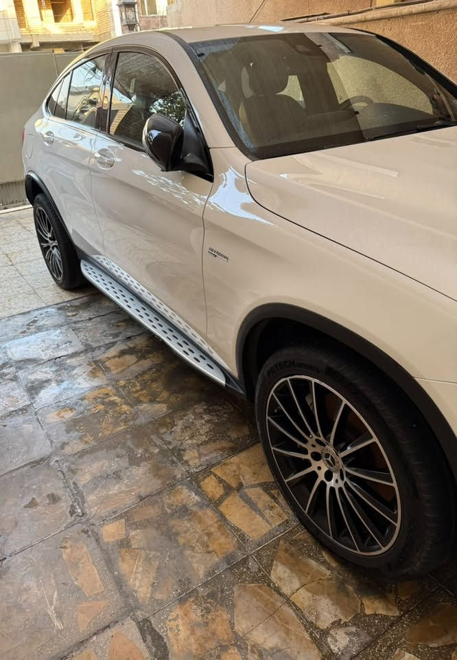 للبيع  | Mercedes-AMG GLE 43 S 4MATIC كوبية…… موديل 2018 وارد امريكي. 

✅ AMG GLE 43 S الأصلي
✅ محرك V6 باي (توين) تيربو سعة 3.0 لتر
✅ قوة 367 حصان Super Sport 
✅ ناقل حركة أوتوماتيك 9 سرعات (9G-TRONIC)
✅ نظام دفع رباعي دائم 4MATIC
✅ داخلية فاخرة (Luxury)
✅ فتحة سقف بانوراما
✅ مقاعد كهربائية مع ذاكرة
✅ كاميرا وحساسات أمامية وخلفية
✅ تشغيل بالبصمة (Keyless Go)*
✅ مكيف ثلج
✅ جنوط AMG الأصلية
✅ سيارة بحالة ممتازة واستخدام شخصي 

📞 للتواصل:***********
