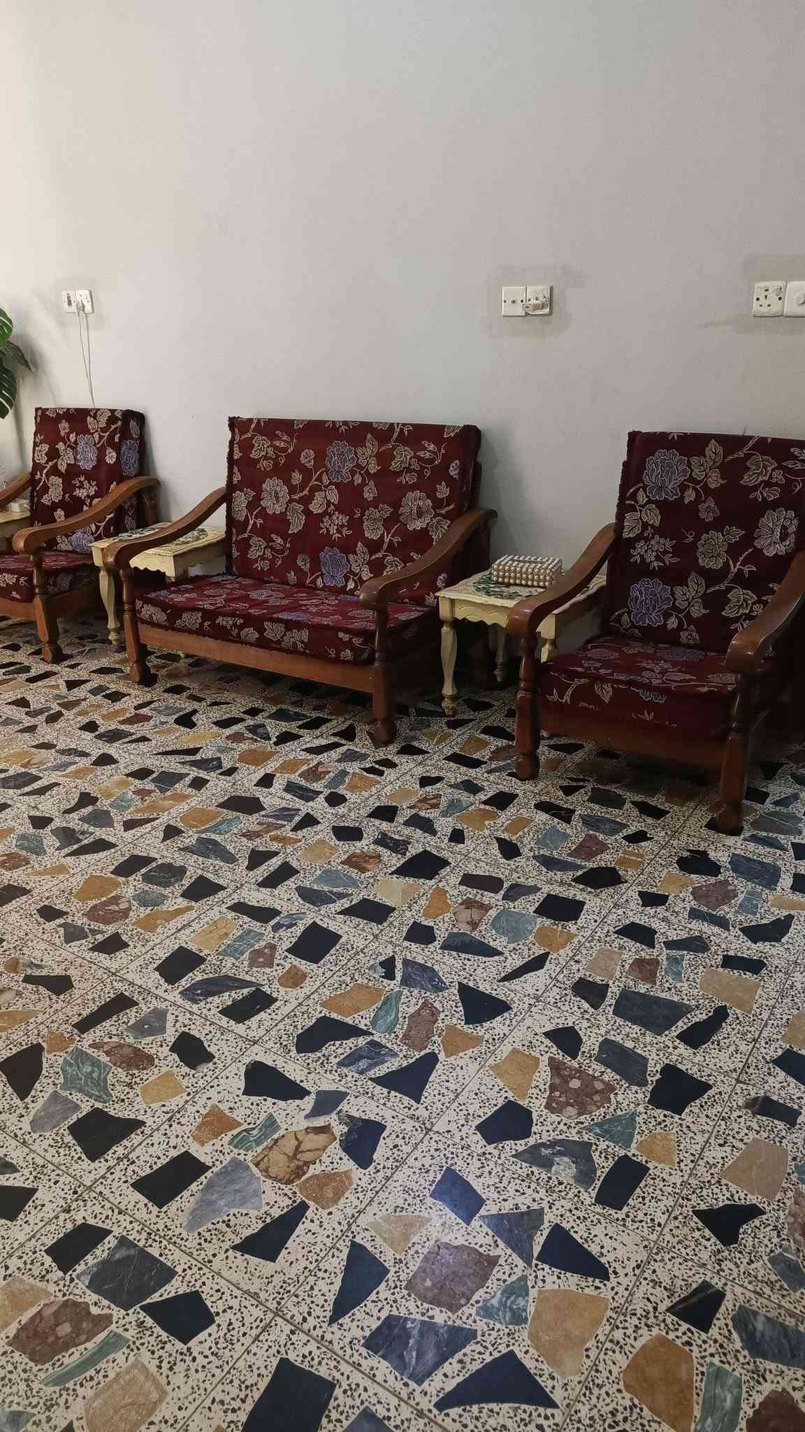 للبيع مكاني زعفرانيه تخم 7 مقاعد سعره 175 وبي مجال
