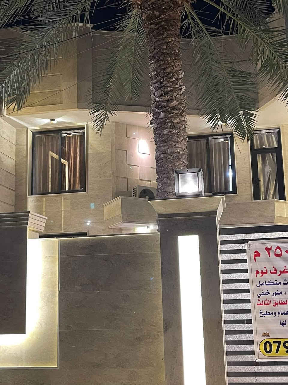 منزل حديث للبيع - مساحة واسعة وتصميم عصري 🏡
منزل بتشطيبات حديثة في منطقة الدورة - كفاءات حي الصحه - المربع الذهبي 

 المساحة: 250 متر مربع
 التشطيب: حديث وعصري (جاهز للسكن)
 عدد غرف النوم: 6 غرف نوم  | حمامات عدد ٣
 الطابق الاول : يحتوي على غرفتي (2) نوم
الطابق الثاني : يحتوي على ٤ غرف نوم
 الطابق الثالث : شقة مستقلة تحت التكملة (تضم غرفتي 2 نوم - حمام - مطبخ ) 

حديقه واسعه وكراج يسع سيارتين

عرض الشارع ١٥ متر

‎📍 للتواصل والاستفسار:
📞 ***********
