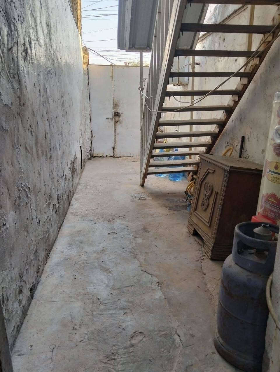 بيت للبيع 100 متر دولان 
حي الوفاء 
غرفتين + صاله + استقبال 
استفسار ع الواتساب...
***********
