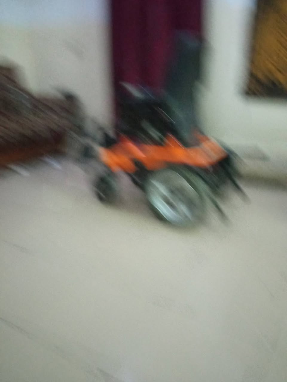 السلام عليكم عربانه شحن للبيع نضيفه بس بيه ضعف بالبطاريات سعره 200 الف العنوان حي العسكري شارع 80 رقم المبايلحله ***********

