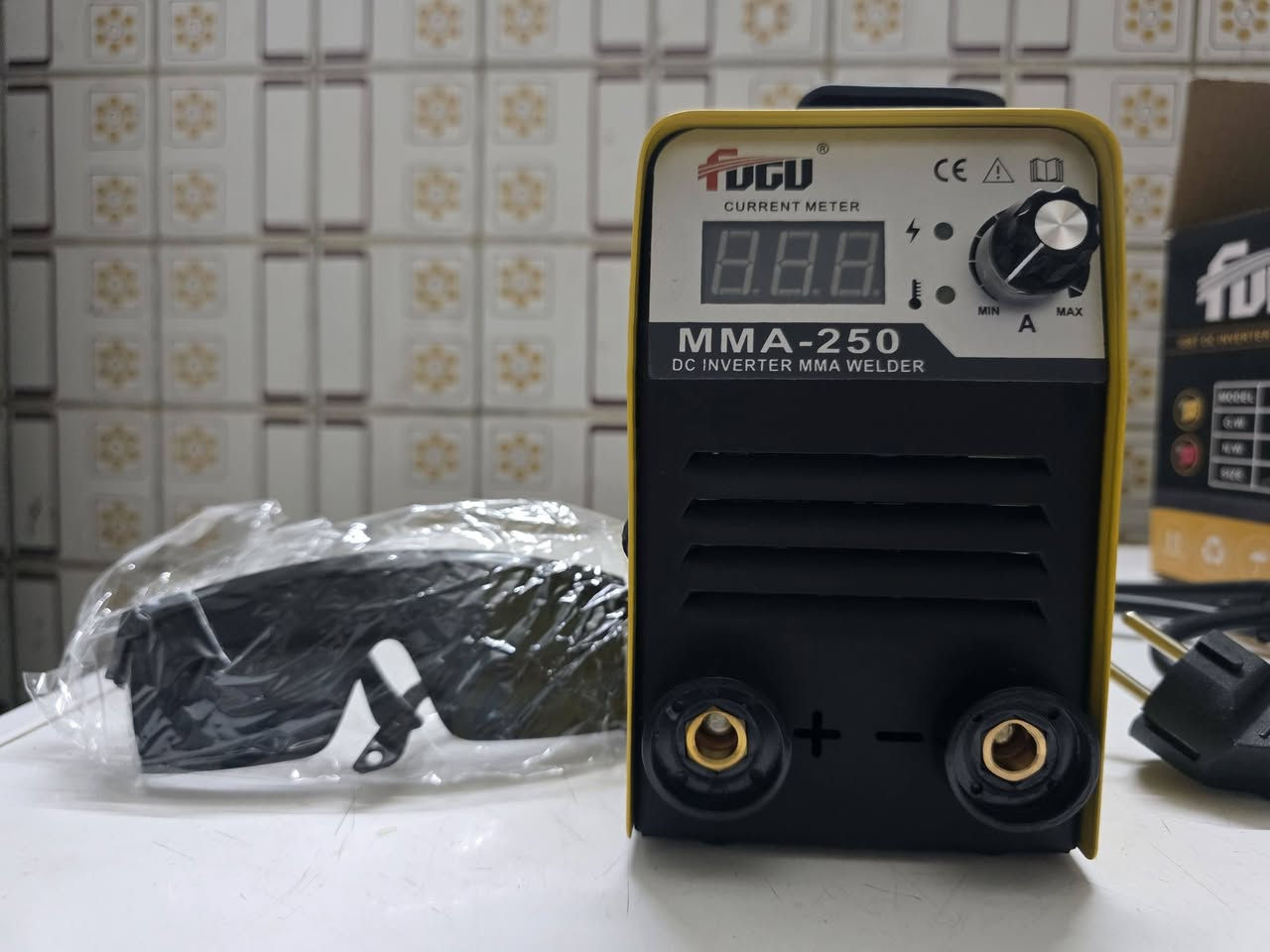 للبيع غير مستعمل نهائياً
ماكنة لحام انفيرتر ماركة FuGu 
موديل MMA-250
القدرة الفعلية 244 امبير 
تلحم اسلاك قياس 2.5 ملم و 3.2 ملم 
المكينة للاستعمالات المنزلية والورش الخفيفة 
محتويات الكارتون مكينة الللحام و الكيبل والماسك و نظارات لحيم 
متوفر توصيل داخل بغداد فقط 
السعر 85 الف شامل التوصيل 
تلفون ***********
