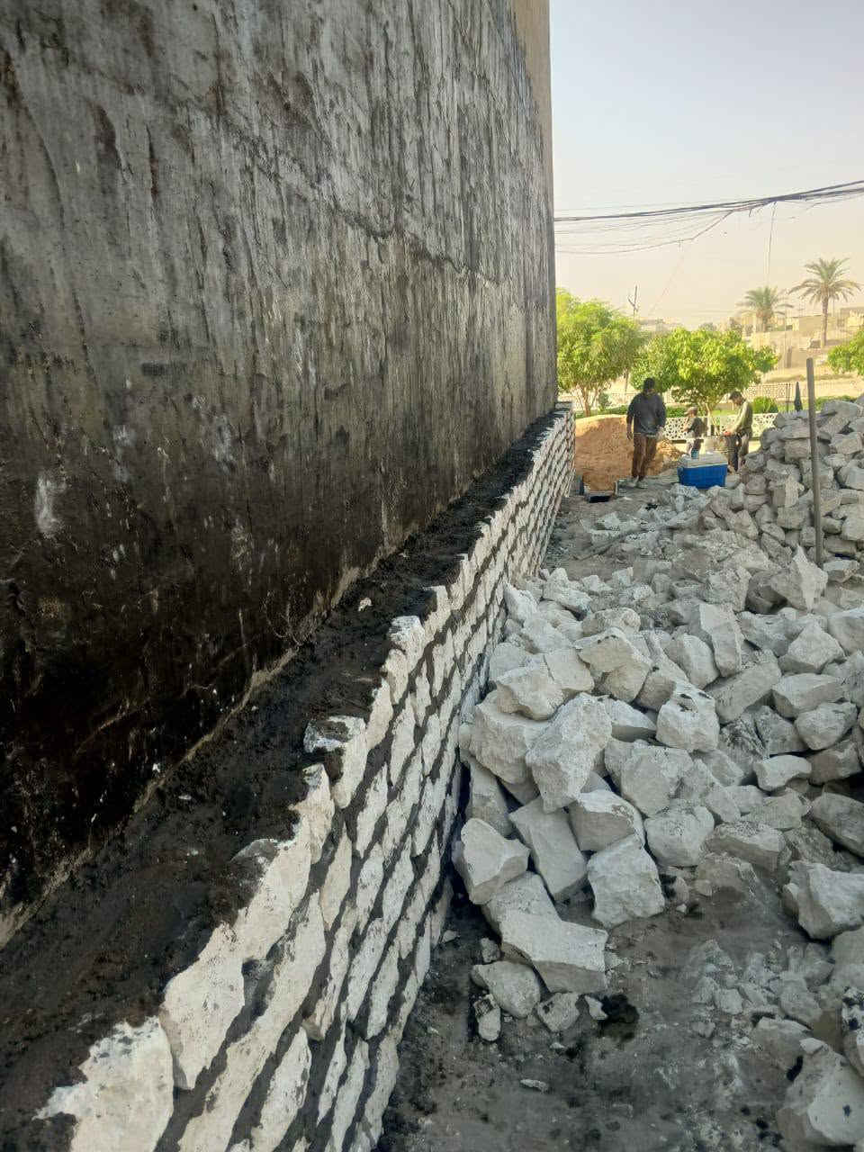 بنه حجر 
عادي بس نتفق وياكم من ينزل سمنت نشتغل
***********
واتساب. خاص

نص مكتوب في الصور:
- تم تَمام موعد... اليوم، ١:٤٢ م
- d@rdg_2004