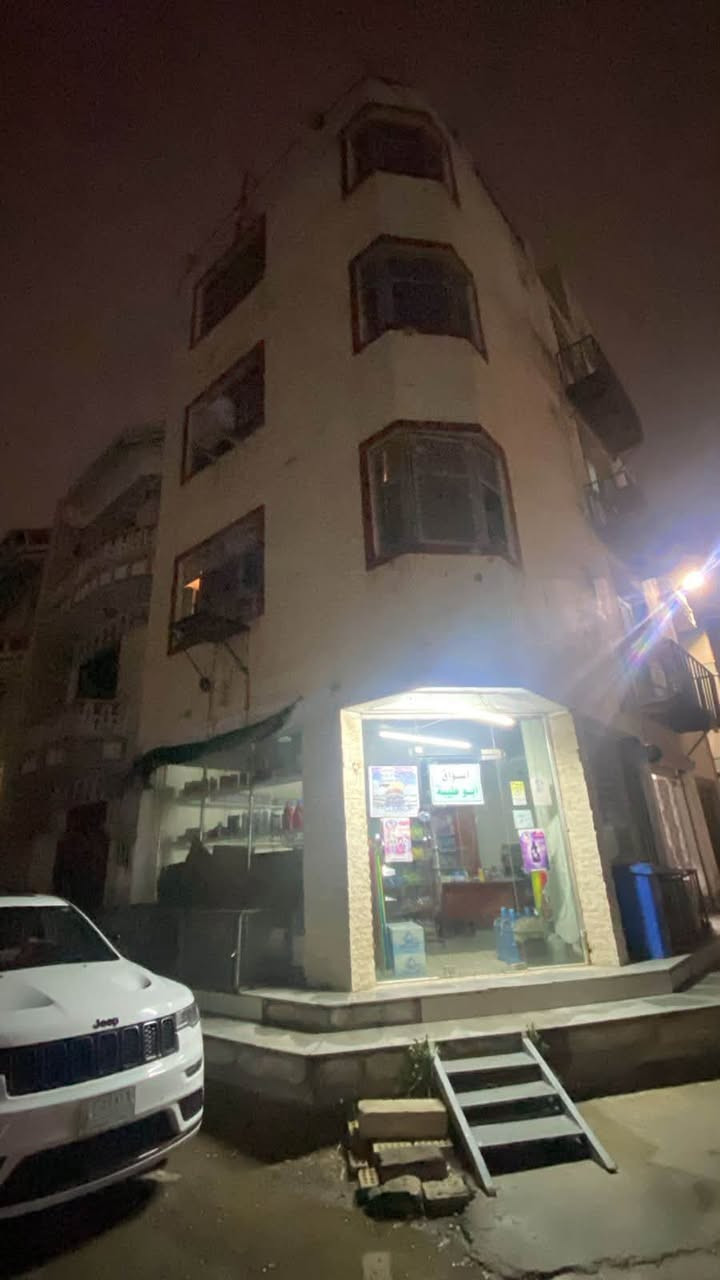 بناية للبيع في الكرادة فرع مجمع الليث التجاري  تبعد عن شارع كرادة خارج اقل من 150 متر ركن على شارعين مساحة 60 متر واجهة 10 ونزال 6 متر تحتوي على 3 شقق ومحلات عدد2  كل شقة غرفتين وهول مؤجرة بالكامل على القديم  واردها 2500 مليونين ونص قابل للزيادة وبسعر 350 الف مفتوح بيها بيان يعني بس عدول    الاتصال على الرقم ***********

