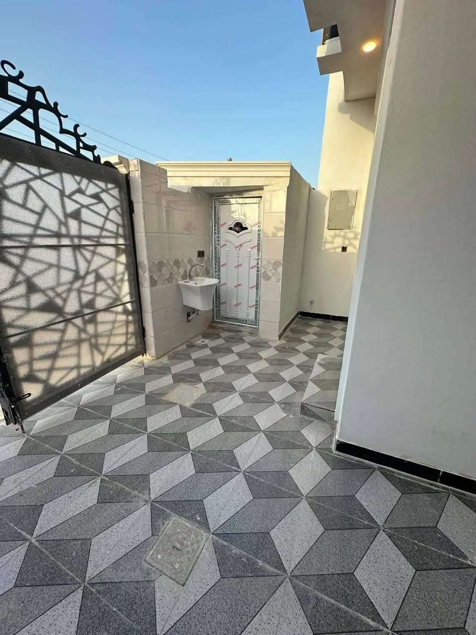 مشتمل للأيجار حي العامل
متكون من  غرفه صاله هول مطبخ حمام 
مشتمل جديد ومنطقه ممتازه
سعر ٣٥٠قفل
*********** واتساب
