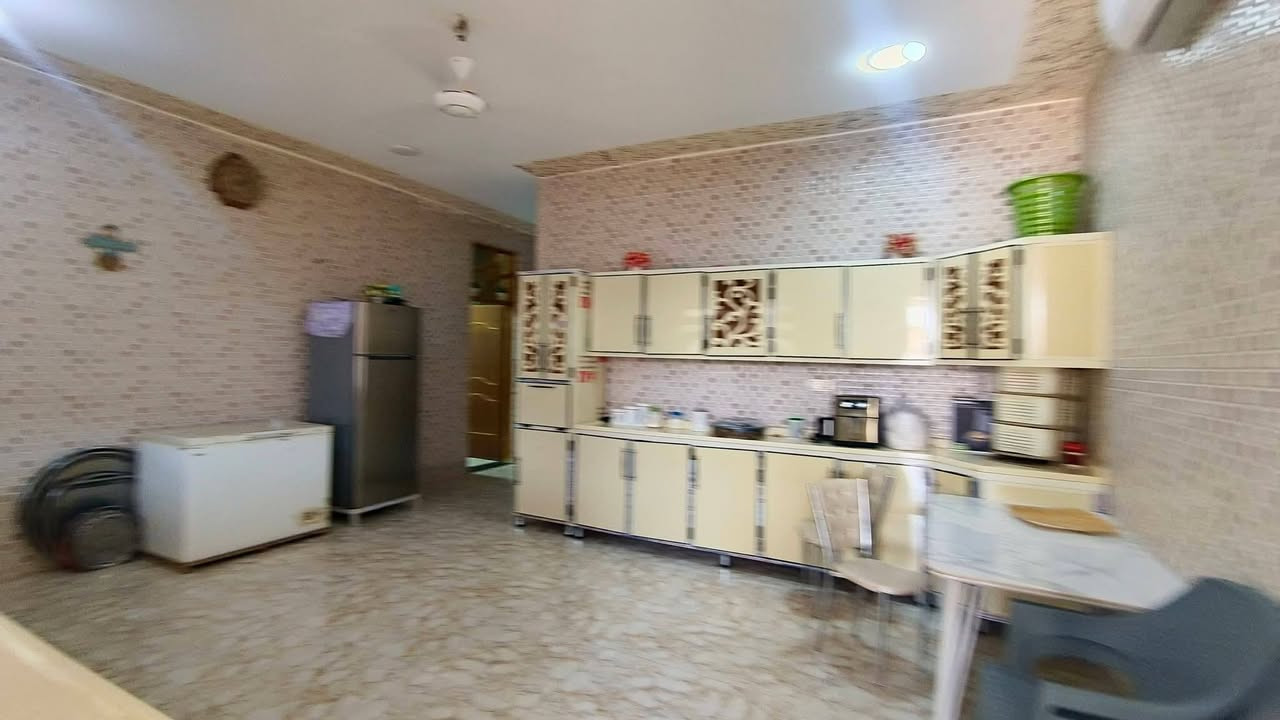 دار للبيع نزلة كوت الجديده نزلة البترومين
مساحه ٥٠٠ متر 
يتكون غرفتين وحده اسويت  طابق ارضي وصاله واسقبال وصحيات داخليه وخارجيه  معه محل كبير 
وطابق ثاني مشتمل غرفتين ومطبخ وصحيات 
بناء رفته سنة ٢٠٢١ 
شارع مجاري وسبيس يبعد عل شارع العام ٢٠٠ متر 
للاستفسار 
***********
